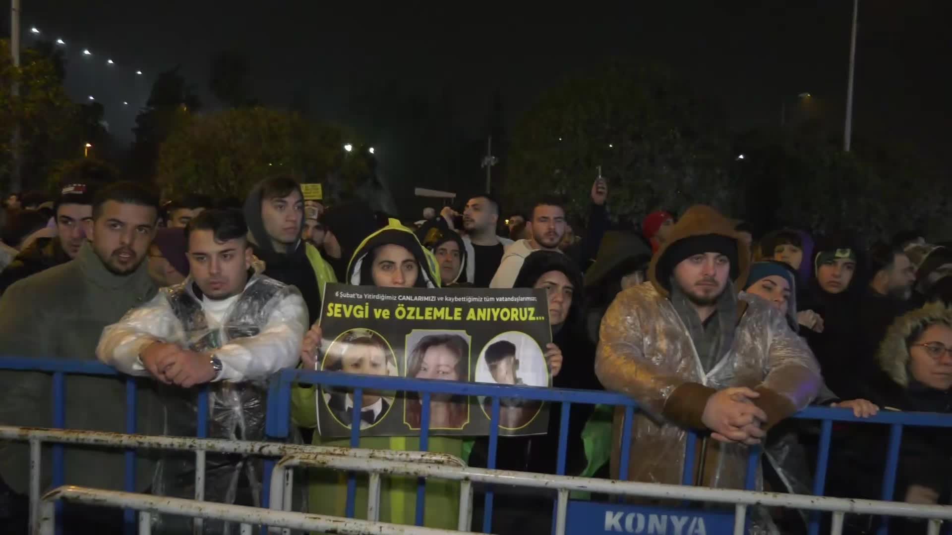 Hatay’da 6 Şubat depreminin ikinci yılında polis barikatları resmi programdan sonra kaldırıldı... "Sesimi duyan var mı?"