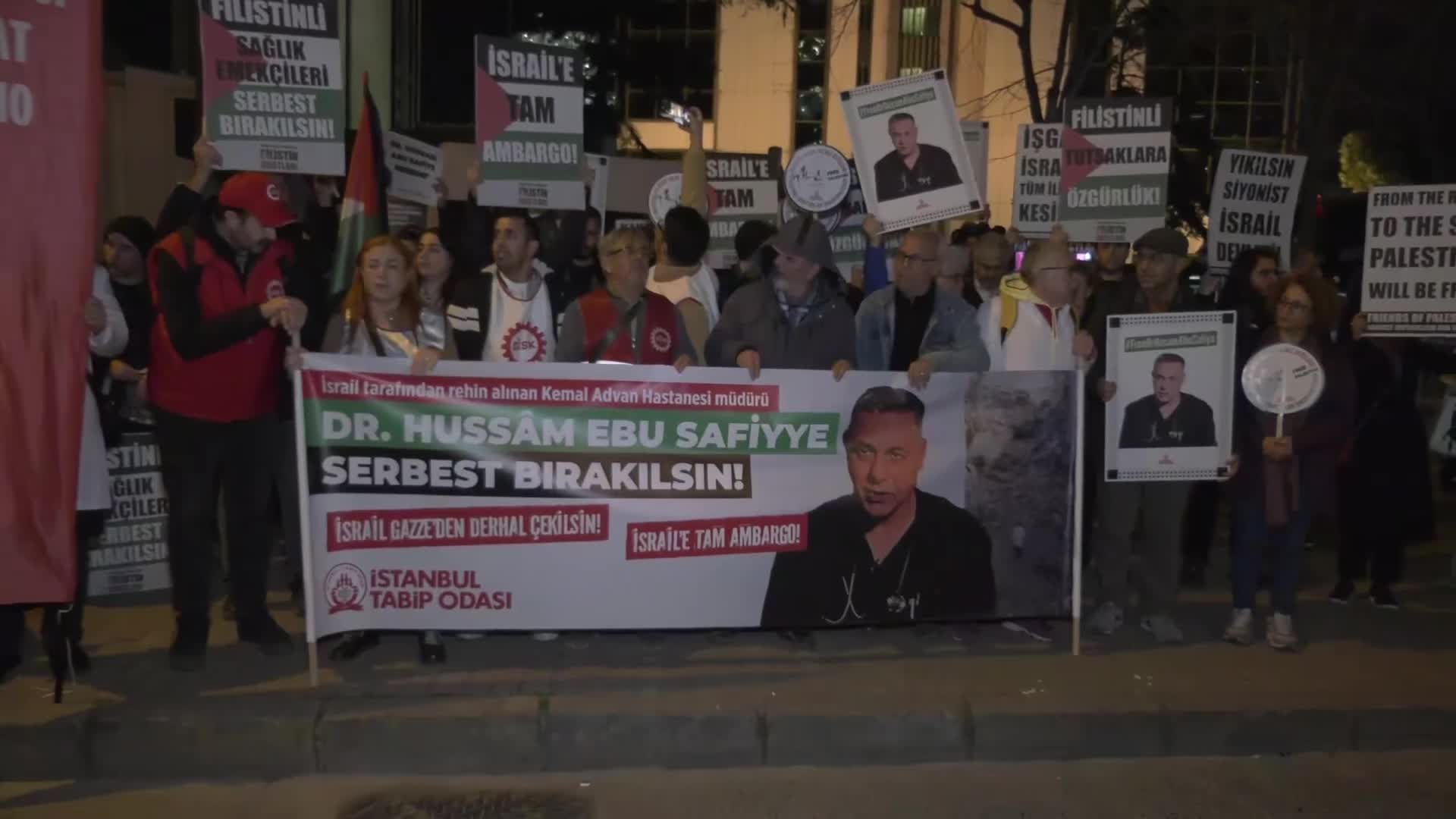  Doktorlar İsrail Konsolosluğu önünden seslendi: Dr. Hussam, elde silah olmadan da zalimlere karşı mücadele edilebileceğini göstermiştir