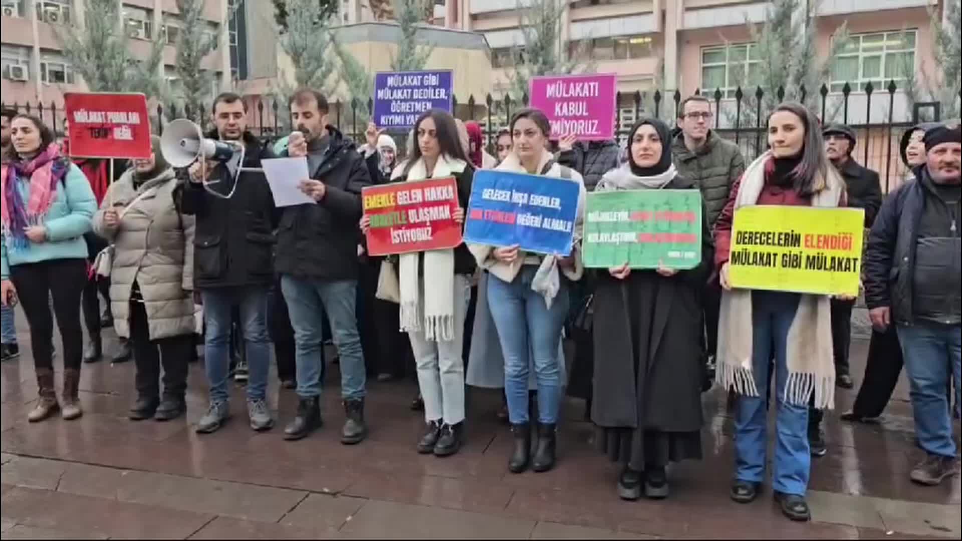 Bakan Yusuf Tekin'in mülakat mağduru öğretmenlere "Bacım yeri burası değil" dediği iddia edildi