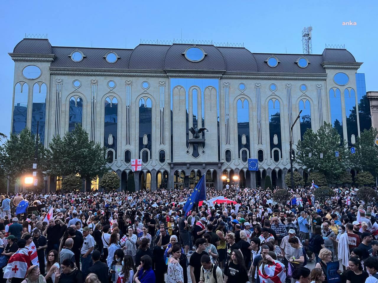 Binlerce Gürcü,  Cumhurbaşkanı Kavelashvili'nin göreve başlamasını parlamento önünde protesto etti 