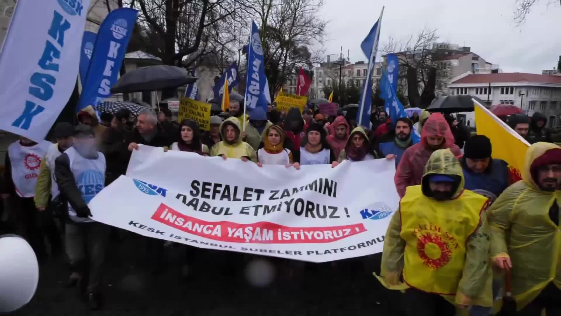 Yağmur, rüzgar, soğuk engellemedi, iş bırakan kamu emekçileri, Sultanahmet’ten Beyazıt’a yürüdü: “Tüm emekçiler için insanca yaşanabilir bir ücret ve adil bir gelir dağılımı istiyoruz”