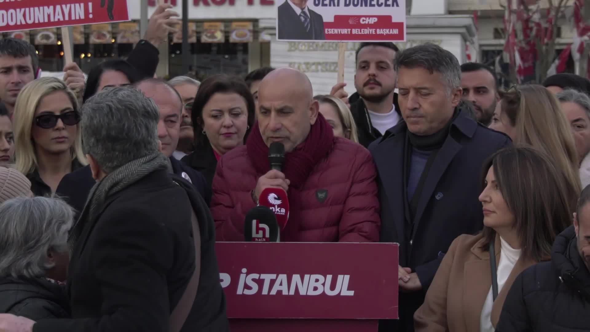 CHP'lilerin Esenyurt nöbeti... Özgür Karabat: Usulsüz işlemlerle ilgili yarın Anayasa Mahkemesi'ne başvuracağız