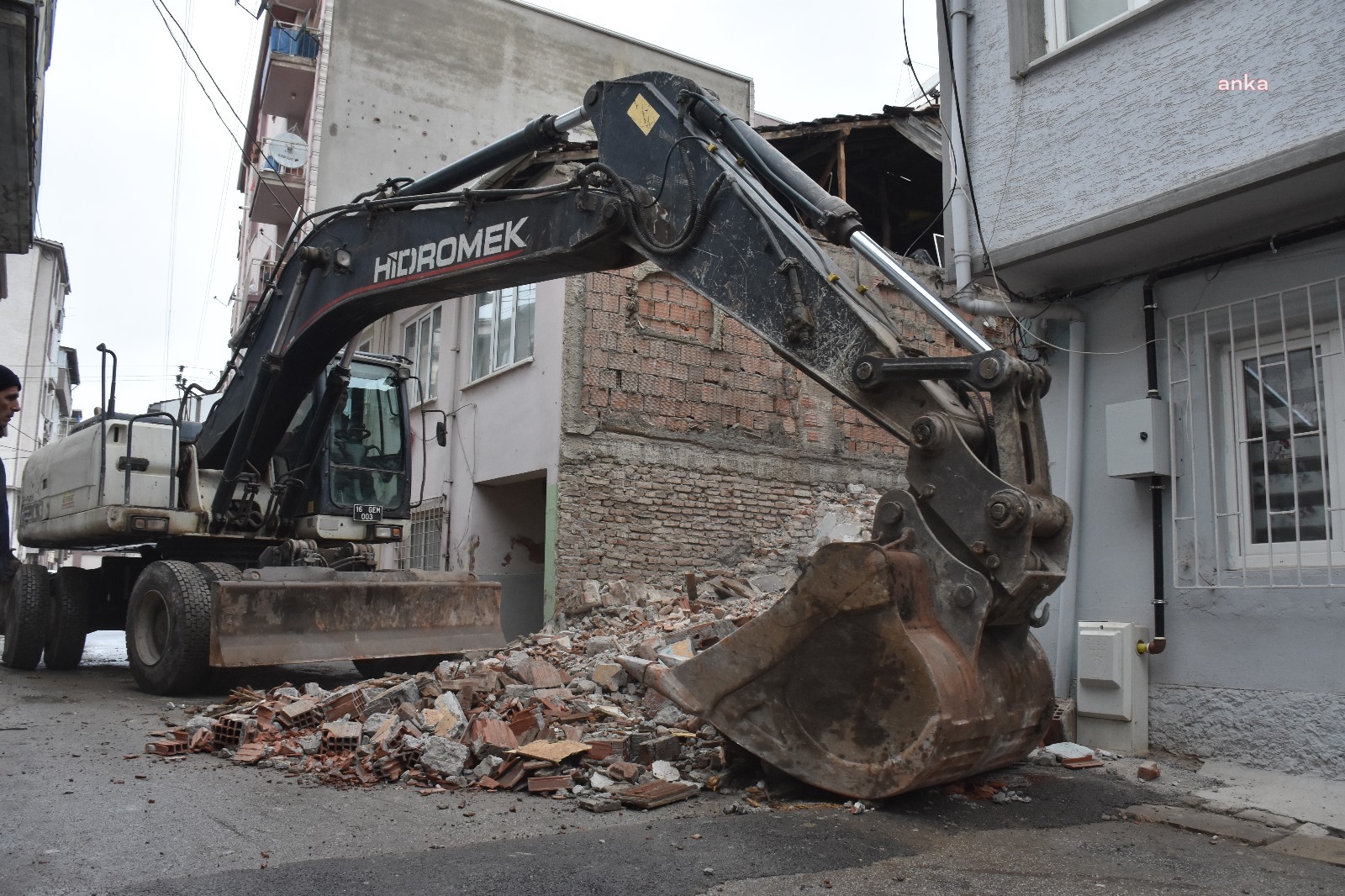 Gemlik Belediyesi, metruk bina yıkımlarını sürdürüyor