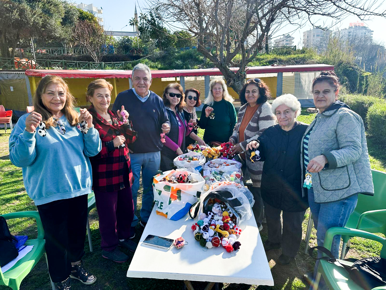 Muratpaşa Belediyesi’nin Yaşlı Evleri’nde kadınlar üreterek kazanıyor