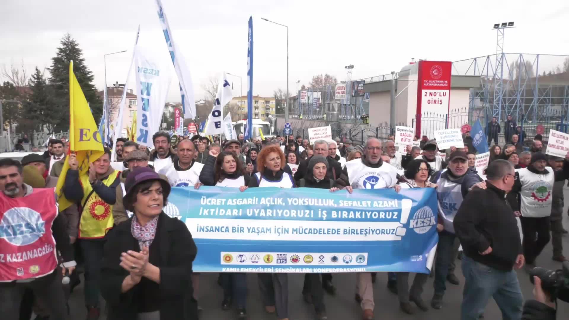 Kamu çalışanları iş bıraktı... KESK, Çalışma Bakanlığı önünde: "Memur maaşı acilen 79 bin TL'ye çıkartılmalıdır"