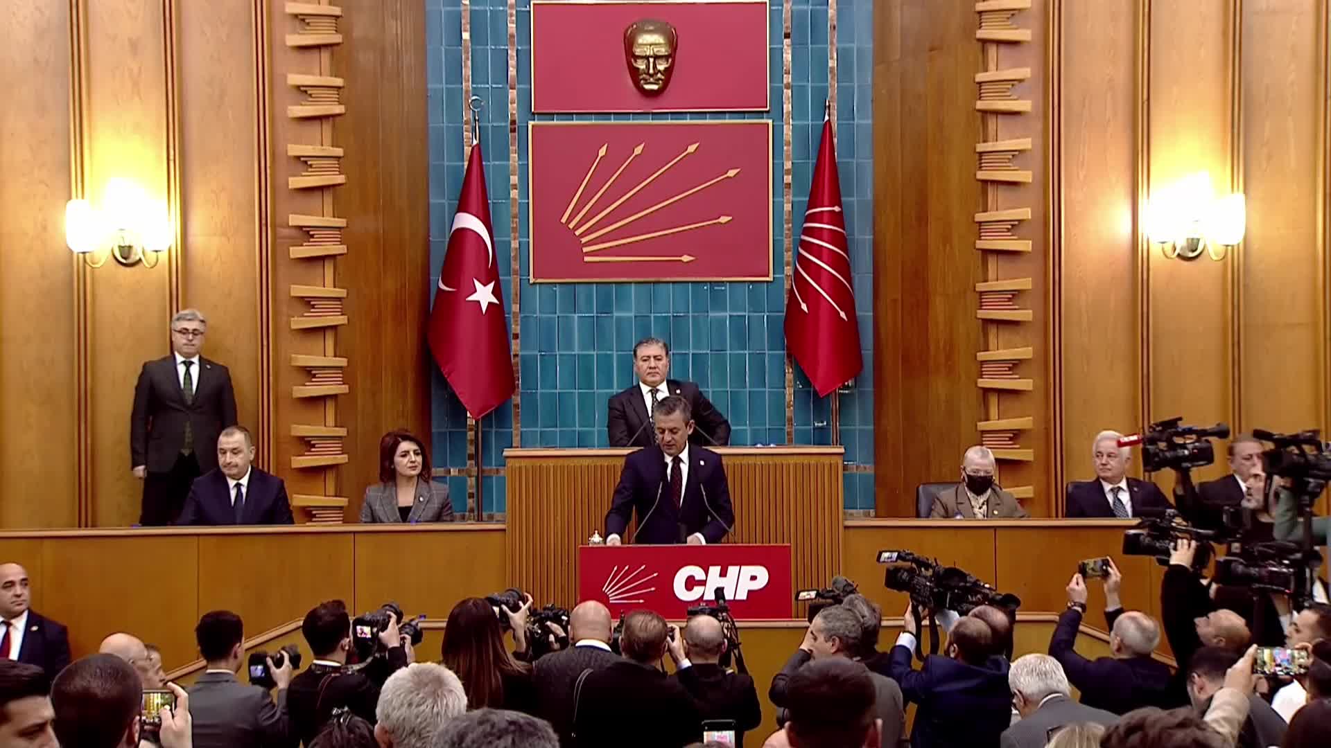 CHP grup toplantısı... Özgür Özel'den Erdoğan'a: "Senin dediğin yere değil milletin bağrının yandığı yere bakıyorum ben"