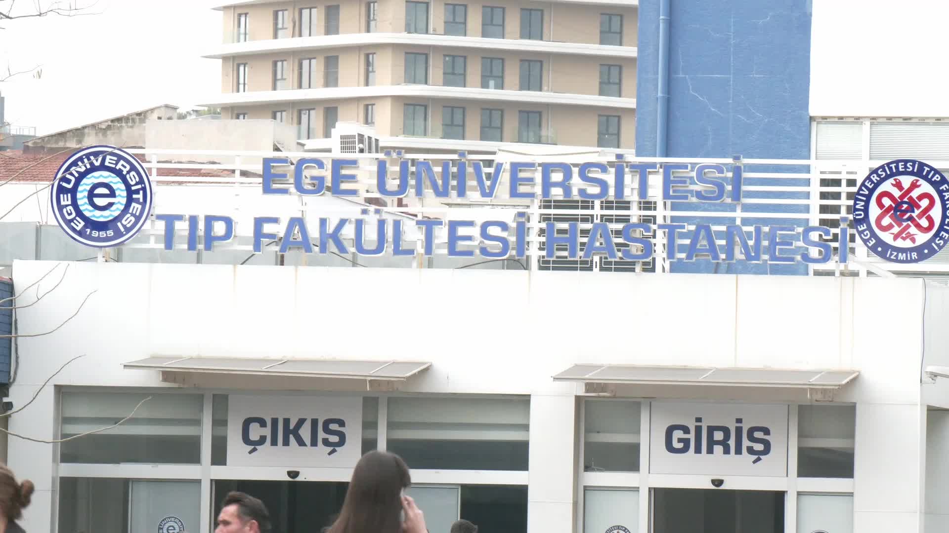 İzmir'de sağlık emekçileri, Ege Üniversitesi Tıp Fakültesi Hastanesi önünde teşvik ödemelerinin ortalamanın altında kalmasına tepki gösterdi