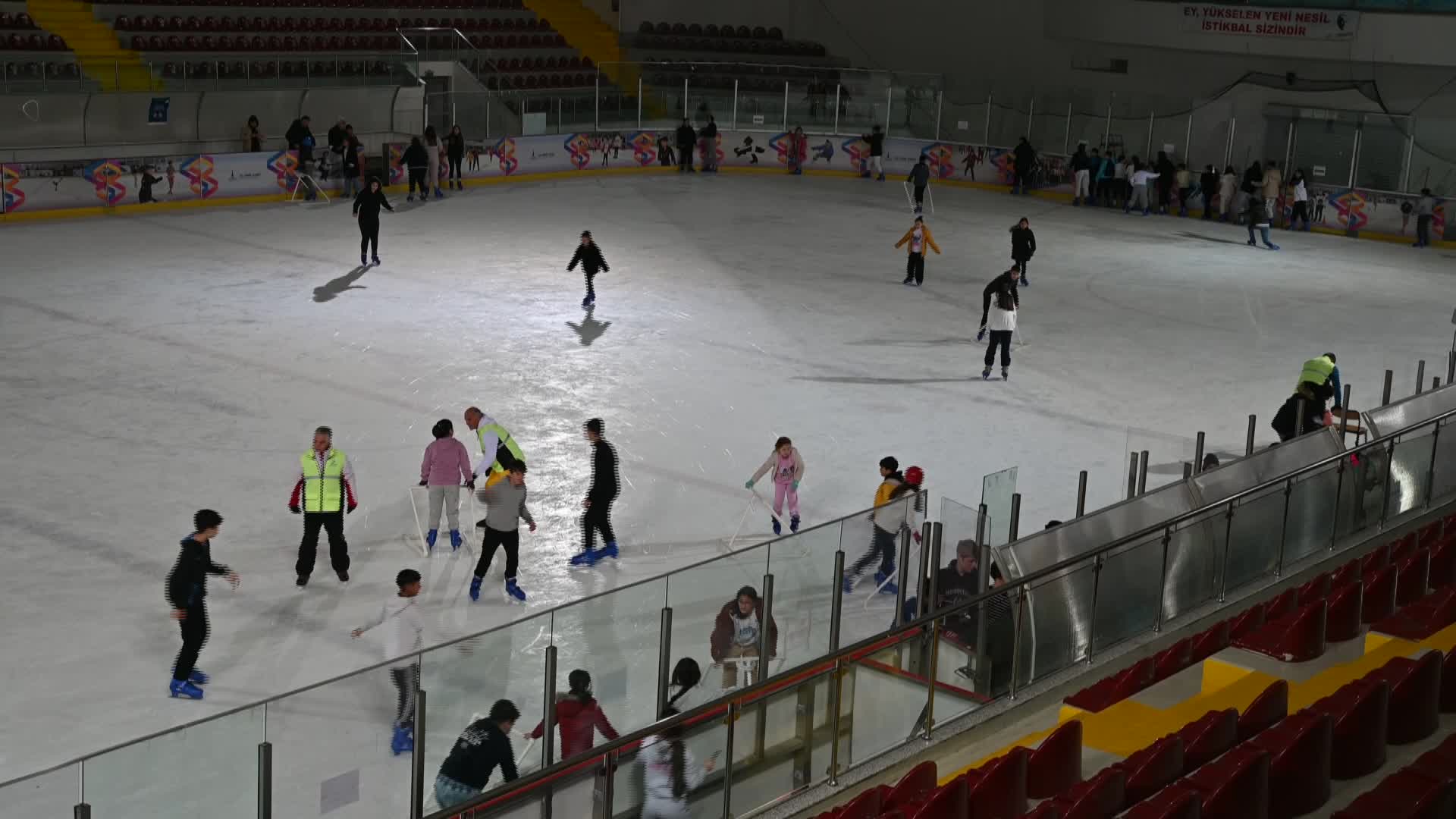 Manisa Büyükşehir Belediyesi, çocuklar için buz pateni etkinliği düzenledi