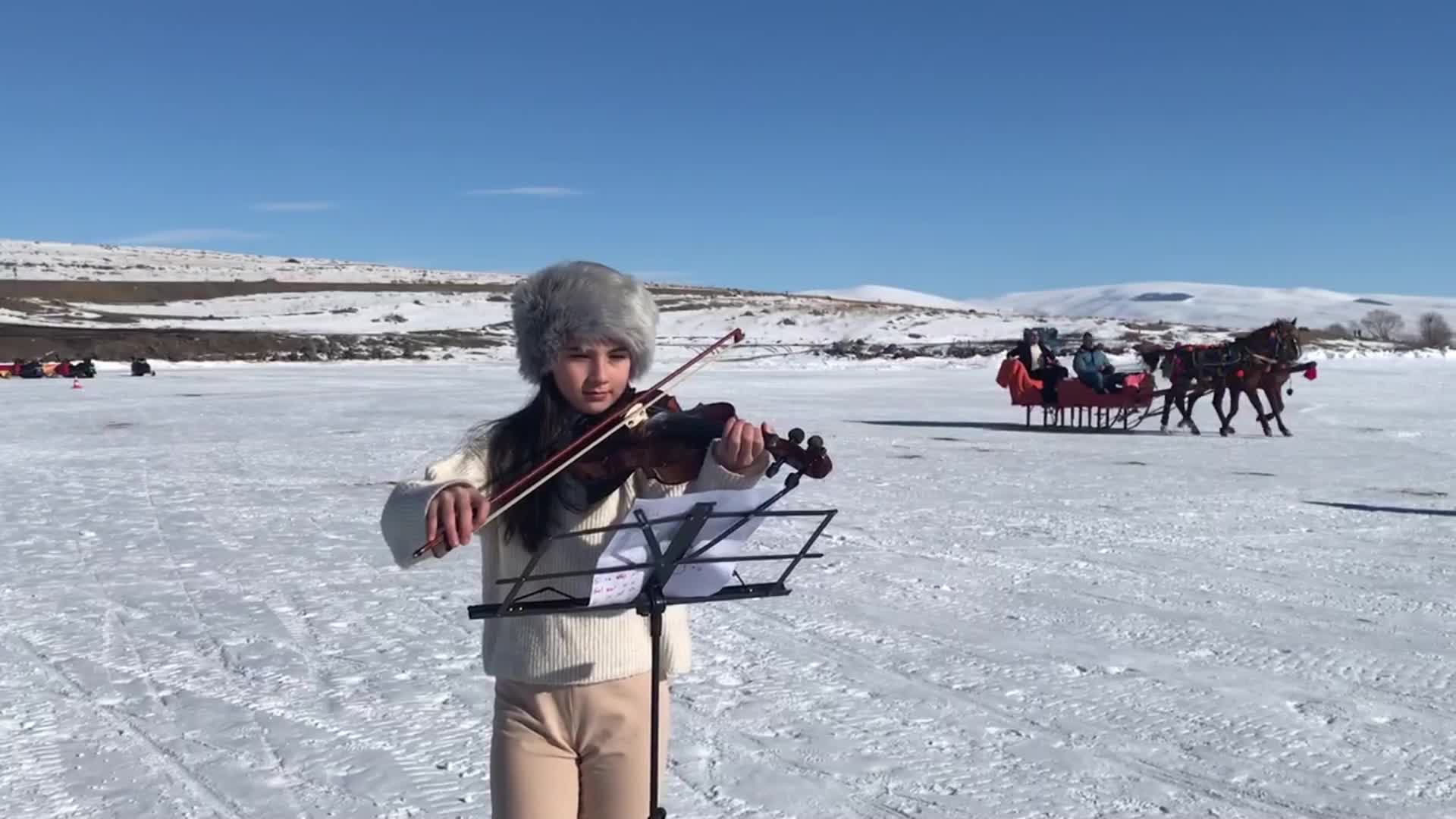 Ortaokul öğrencisi Mihrimah Ela İrtegün, donmuş Çıldır Gölü üzerinde keman çaldı