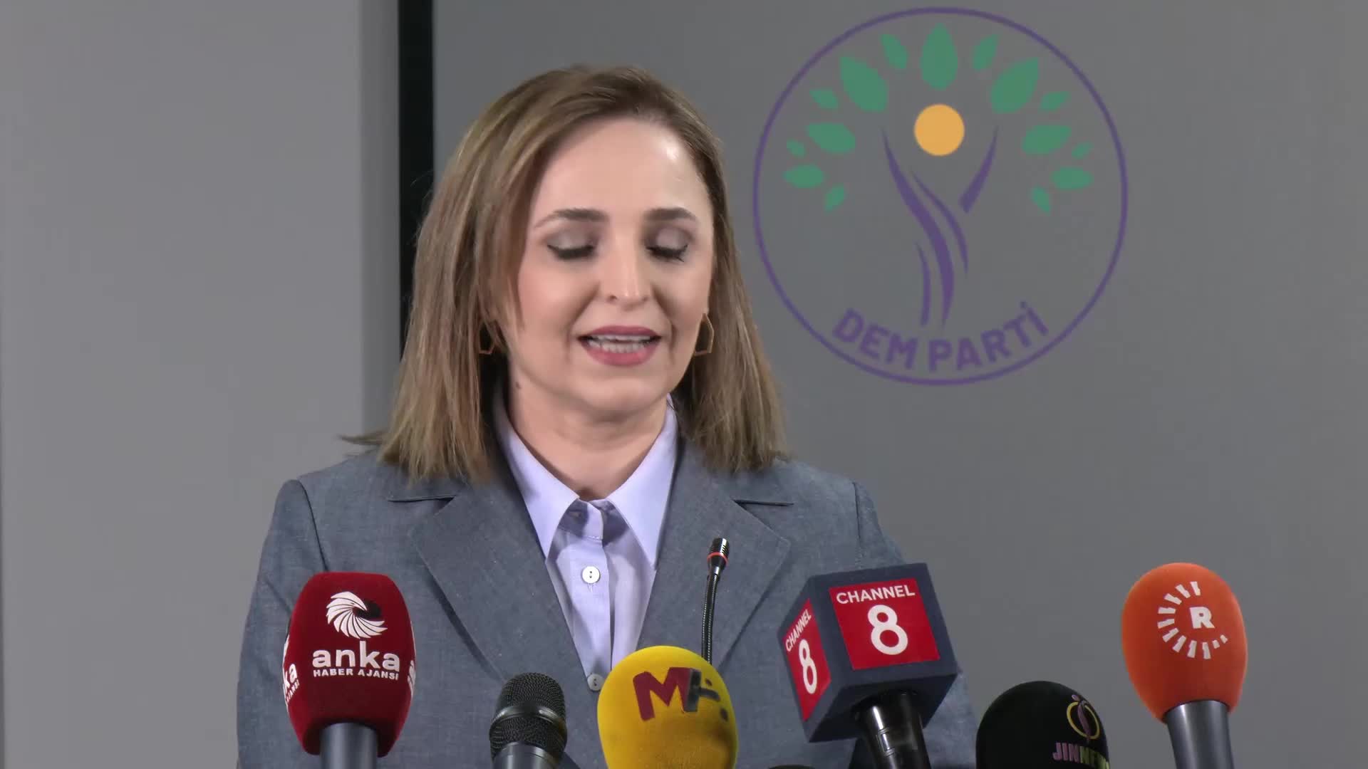 DEM Parti Sözcüsü Doğan: “'Silahlar bırakılsın' çağrısı bekleniyor. Sayın Öcalan, mesajlarını her fırsatta kamuoyuna ifade ederken ne bekleniyor?"