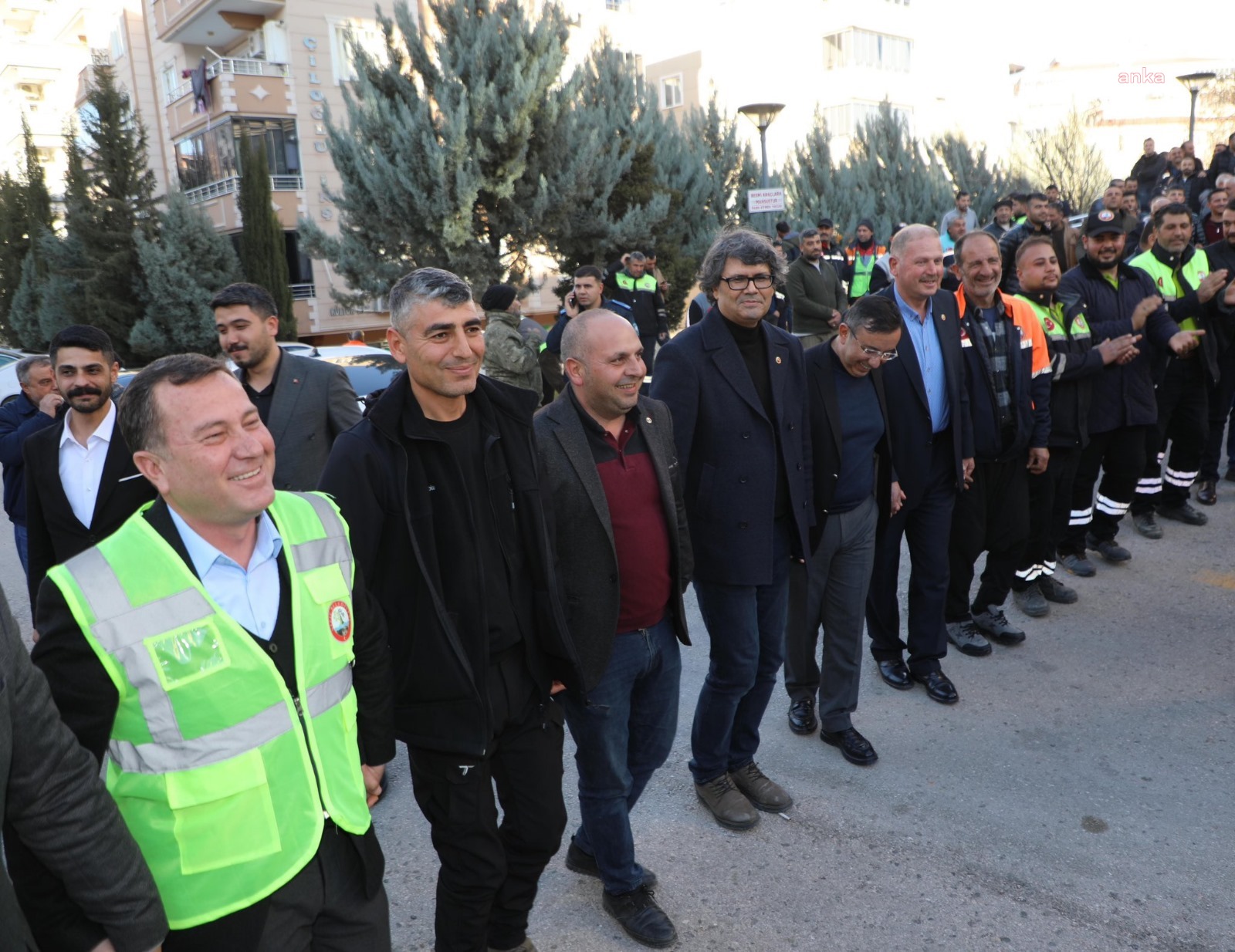 Nizip Belediyesi işçilere yüzde 110 zam yaptı, işçiler ve başkan zammı halaylarla kutladı