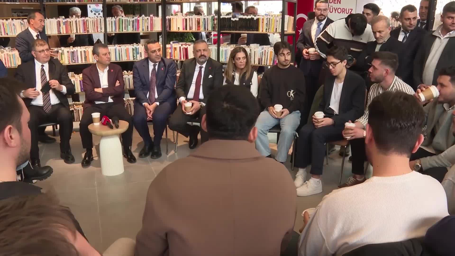 Özgür Özel gençlerin sorularını yanıtladı:  "Ne yapılırsa yapılsın Meclis'te olacak, bu sürecin çok şeffaf yürütülmesi lazım" 