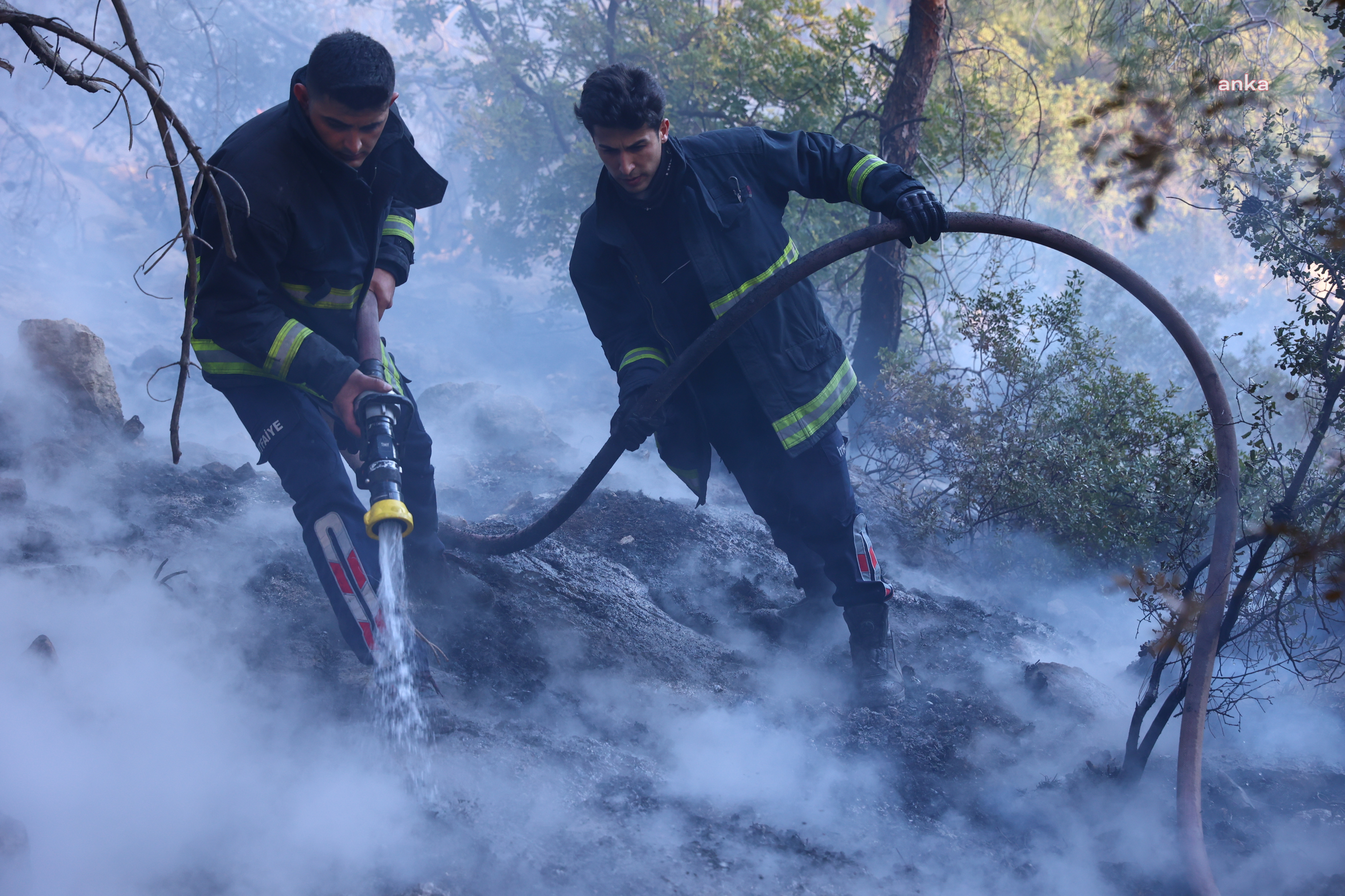 Antalya Büyükşehir Belediyesi İtfaiyesi, Konyaaltı Tünektepe’deki orman yangınına müdahale ediyor