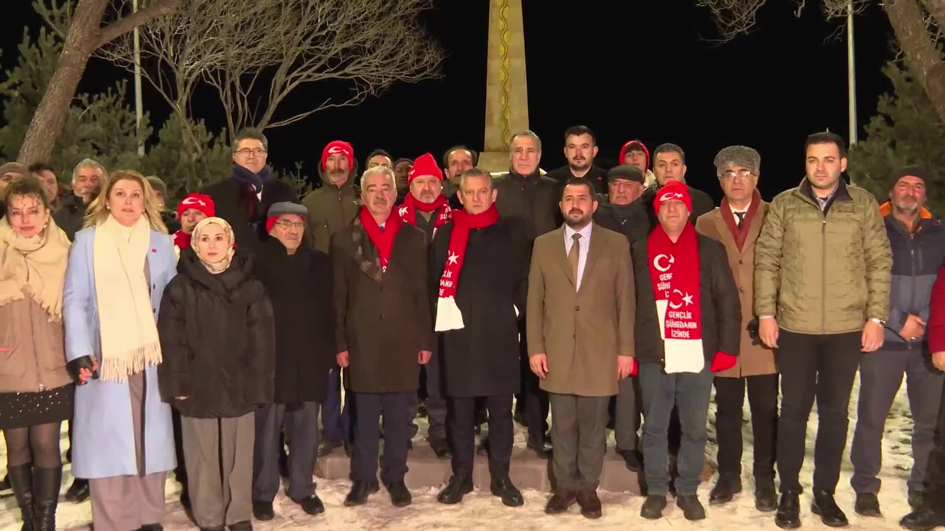 Özgür Özel, Sarıkamış Harekatı'nın 110'uncu yılında düzenlenen meşaleli yürüyüşe katıldı... "Şehitlerimizin aziz hatırası önünde saygıyla eğilmeye geldik"