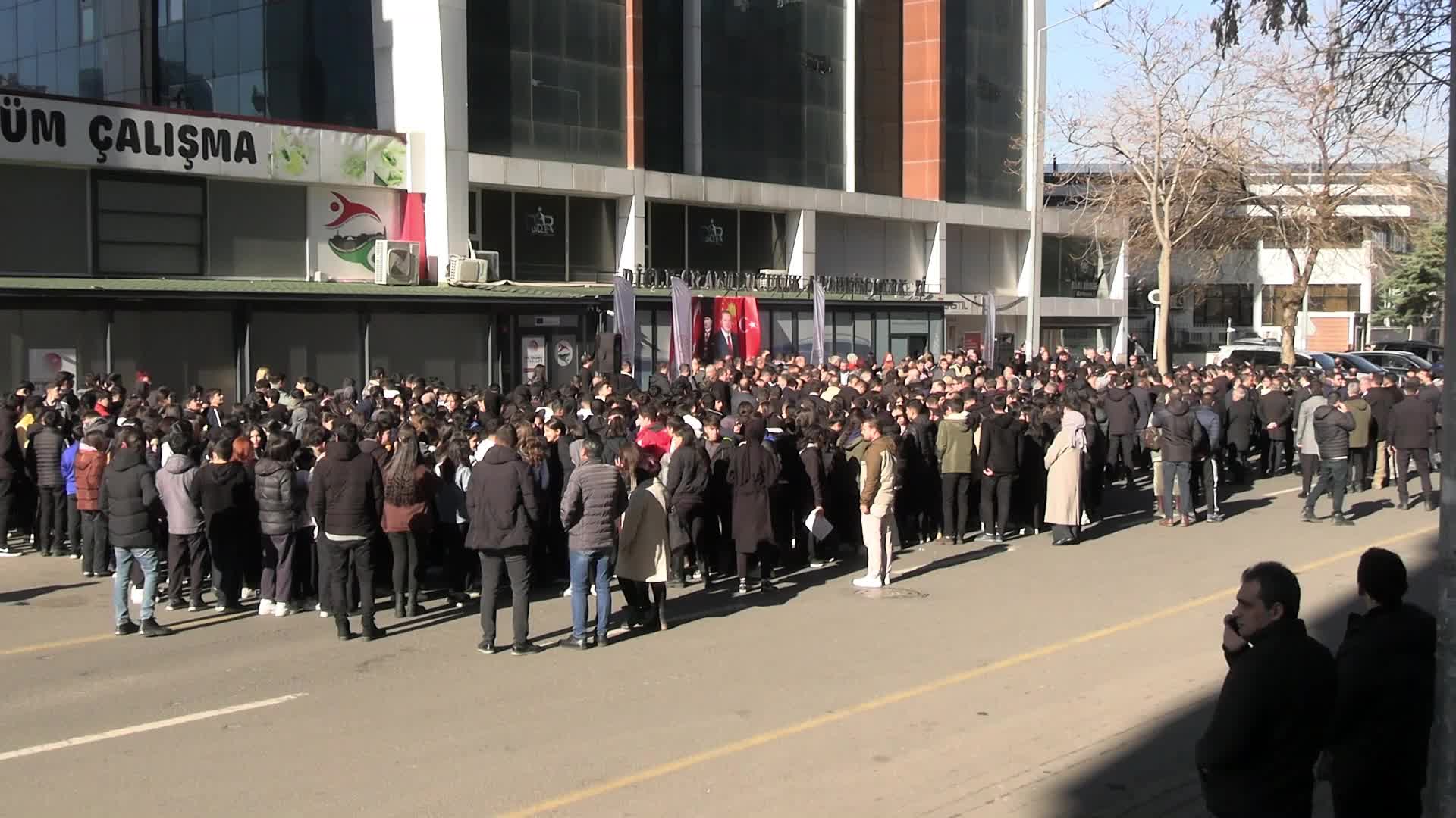 Diyarbakır’da bombalı saldırıda şehit olan öğrenciler anıldı