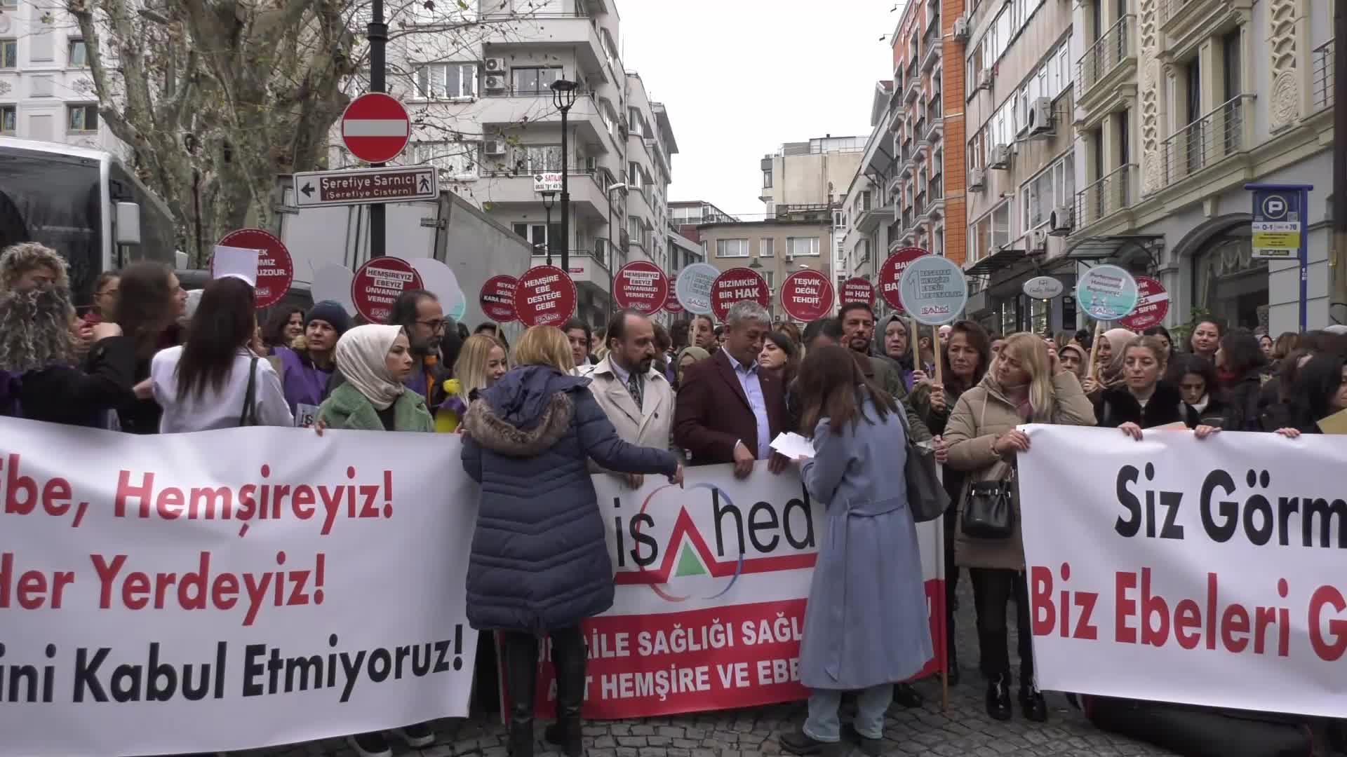 Sağlık emekçileri İstanbul İl Sağlık Müdürlüğü önünde açıklama yaptı: "Biz köle değiliz, ebeyiz, hemşireyiz