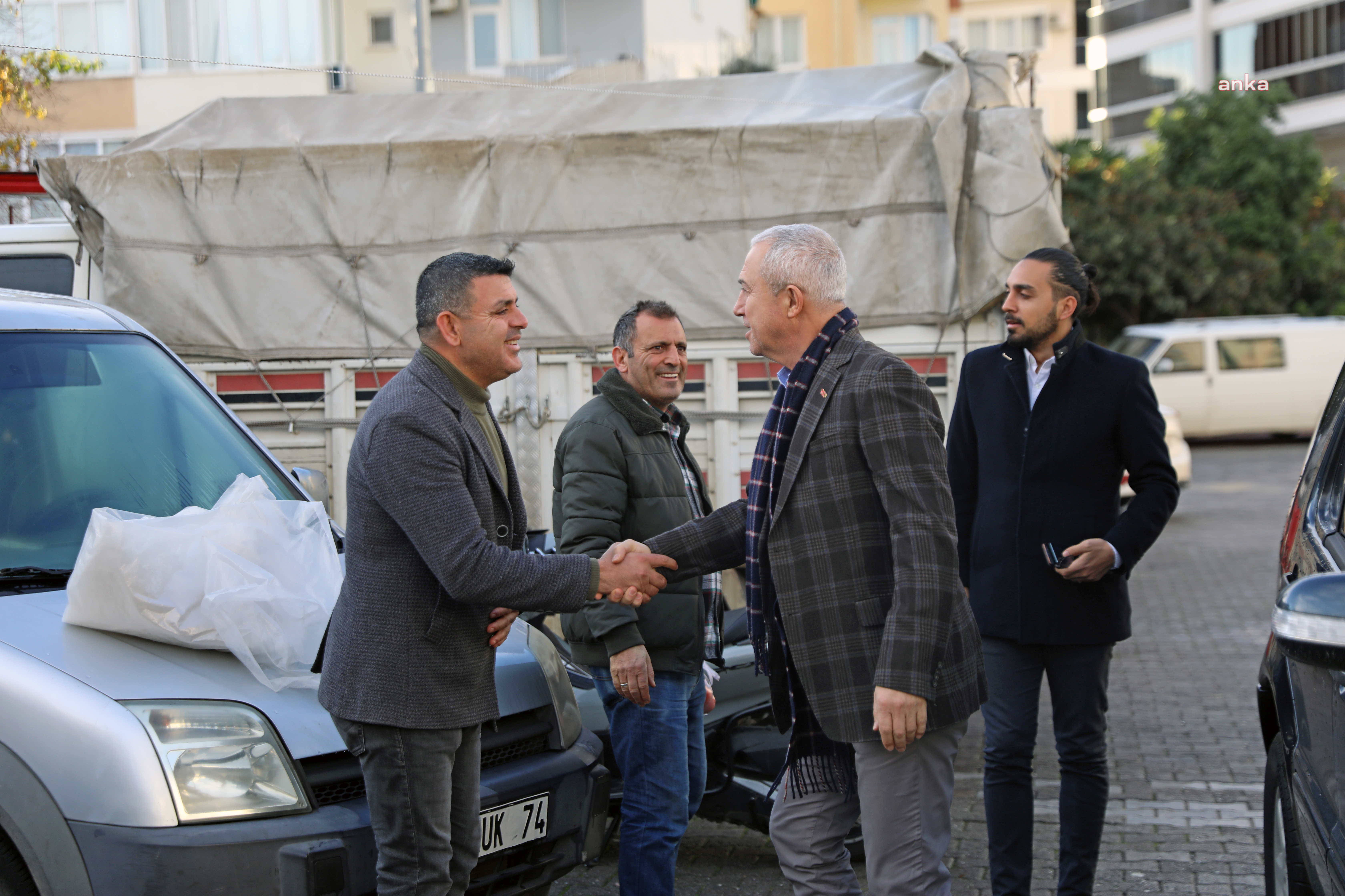 Alanya Belediye Başkanı Özçelik, semt pazarında esnaf ve vatandaşla bir araya geldi 