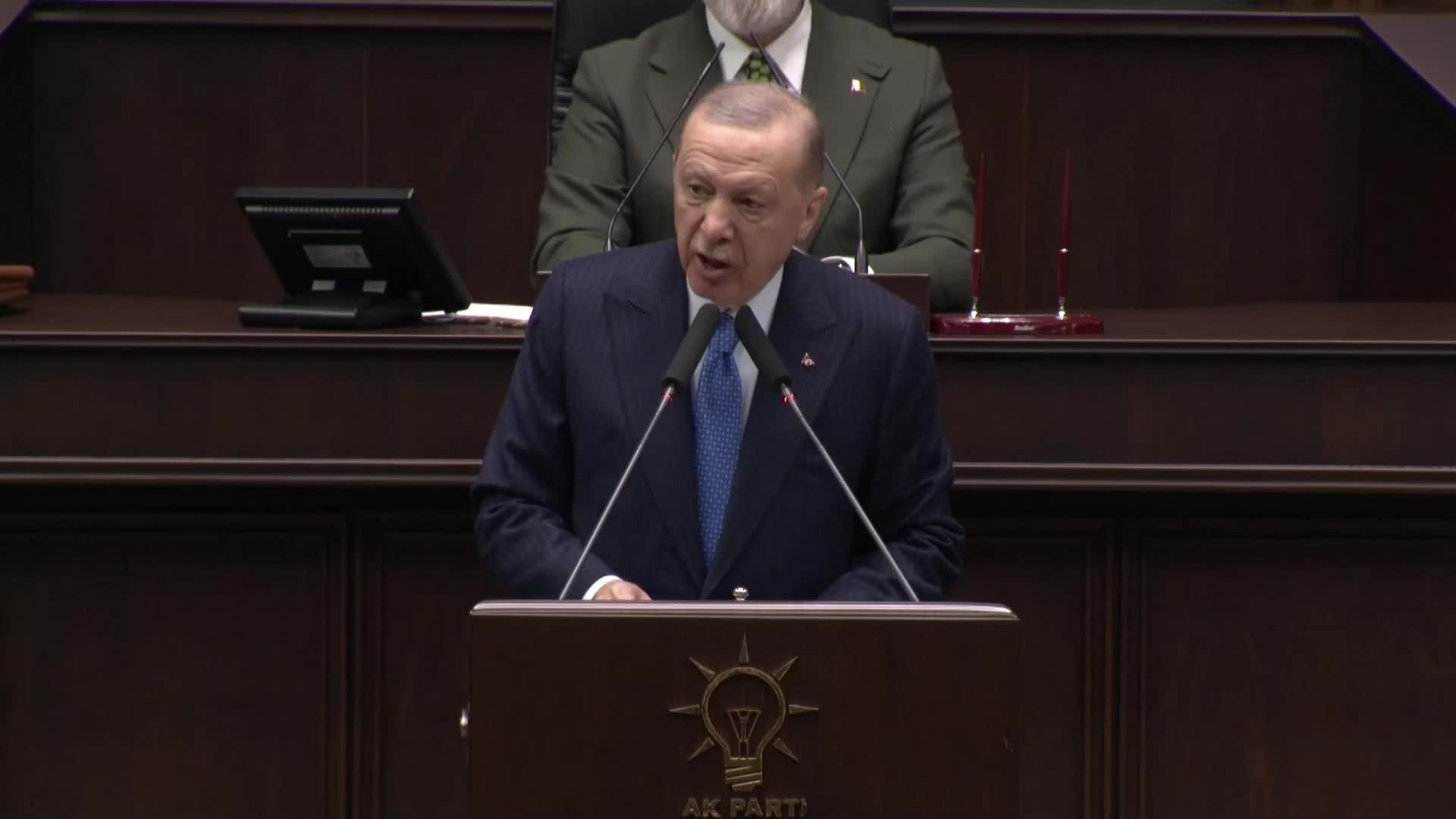 AK Parti grup toplantısı... Erdoğan: "Sayın Özel kırmızı kartla oyalanırken eski Genel Başkan ilk sarı kartı kendisine gösterdi bile"