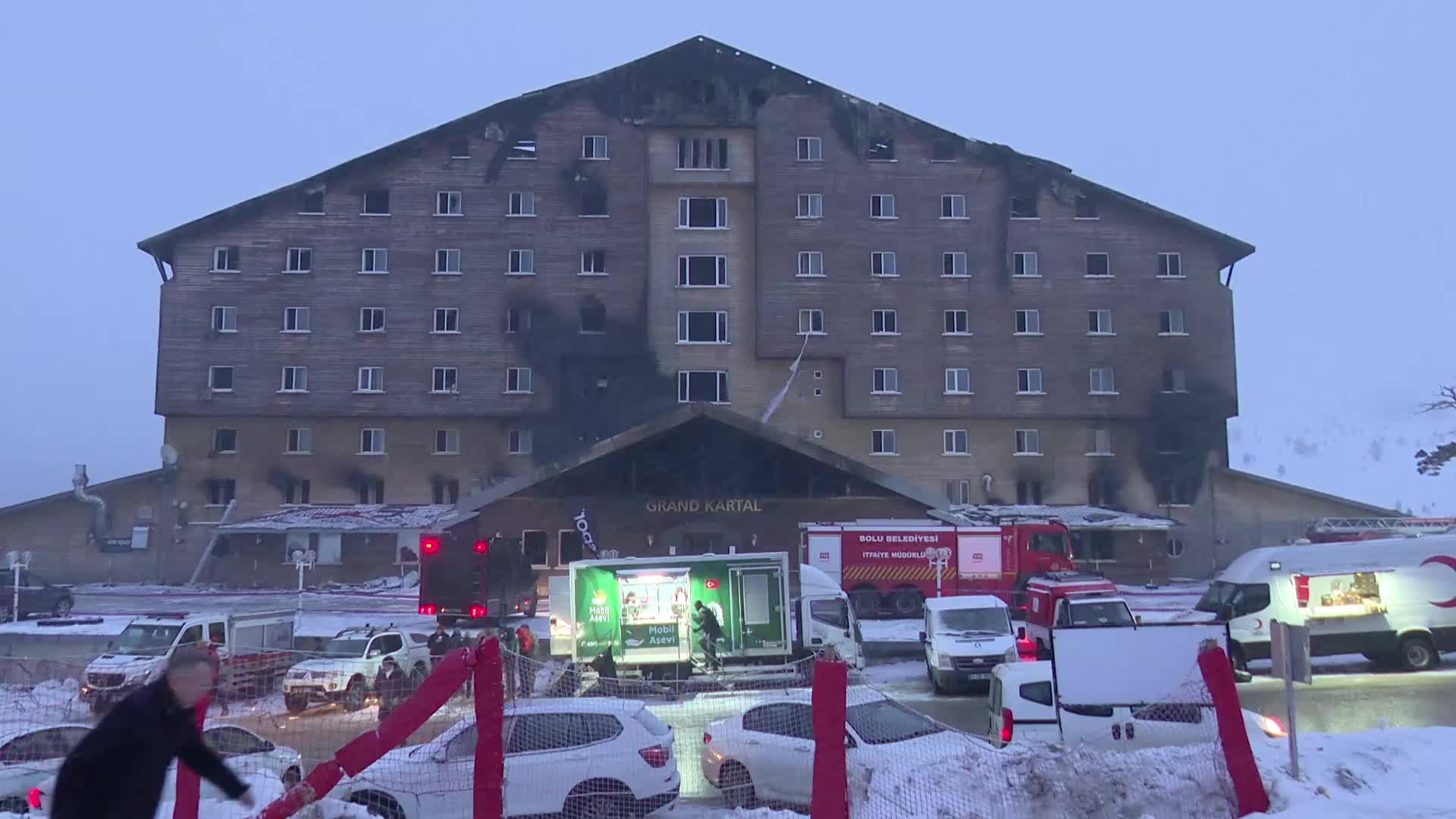 Kartalkaya’da yangın faciasının yaşandığı otelde arama çalışmaları yeniden başladı 