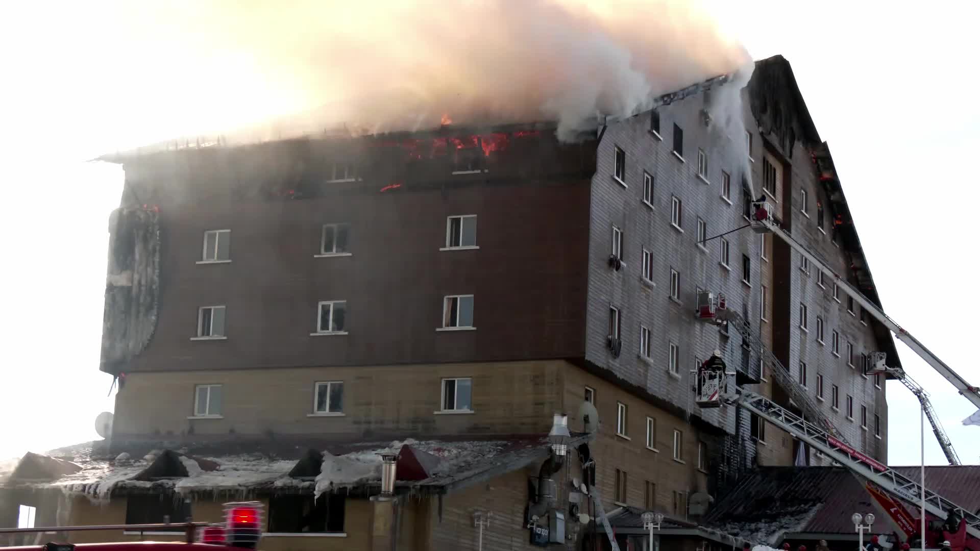 Kartalkaya'daki otel yangını faciası... Çatı katında başlayan yangına müdahale sürüyor 