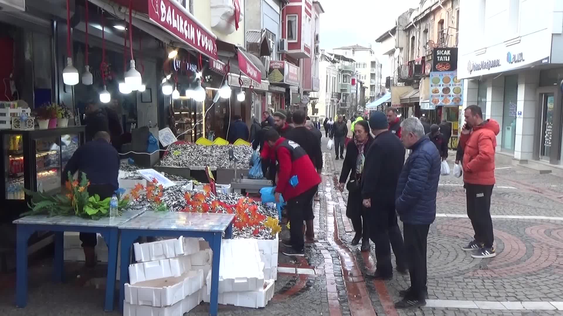 Edirne’de hamsinin kilosu 100 liraya düştü, vatandaş kuyruğa girdi