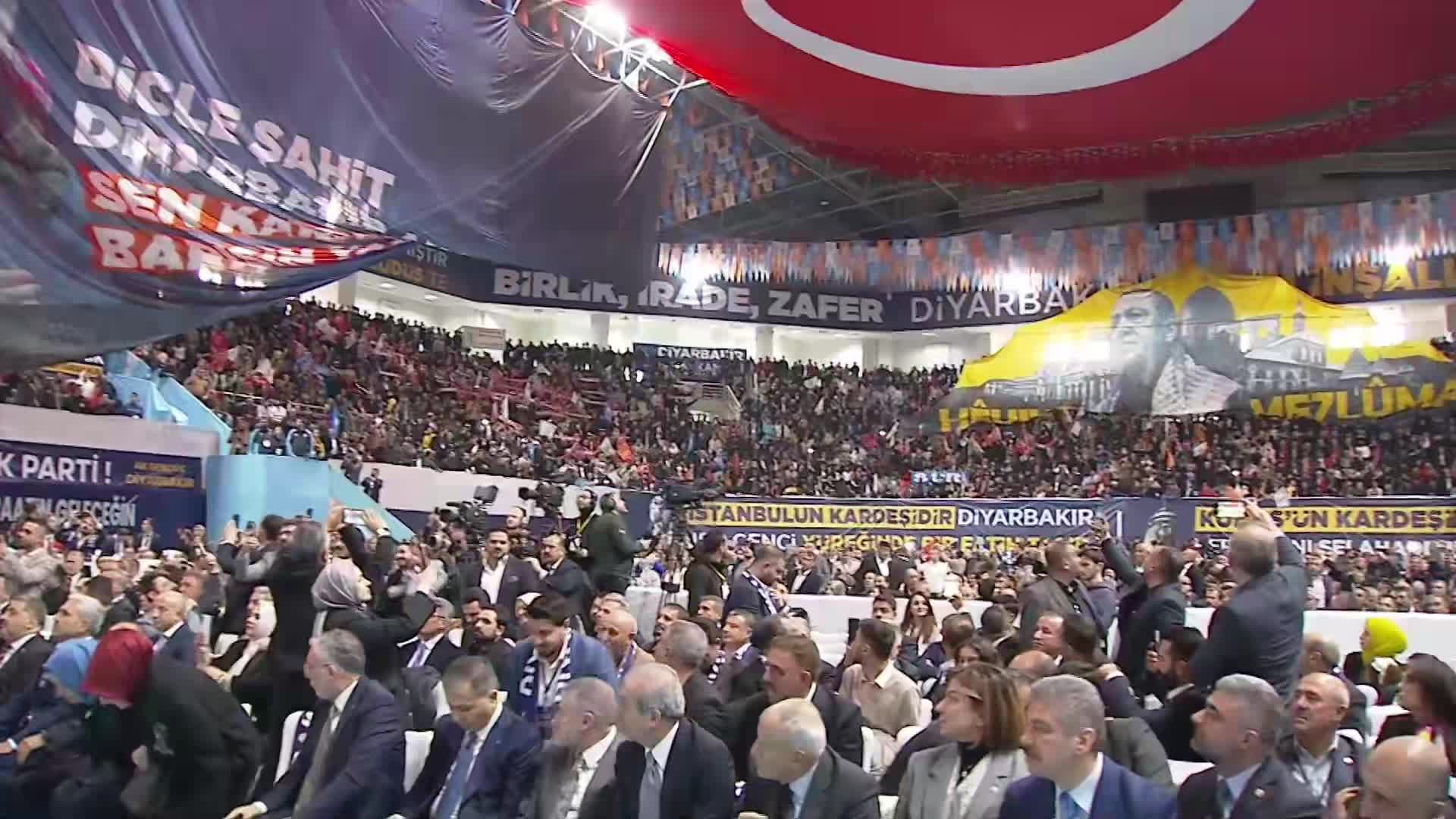 Cumhurbaşkanı Erdoğan Diyarbakır'da: "Terör belasını bitirmek için ülkemizin önüne yeni ve önemli bir fırsat penceresi daha açılmıştır"