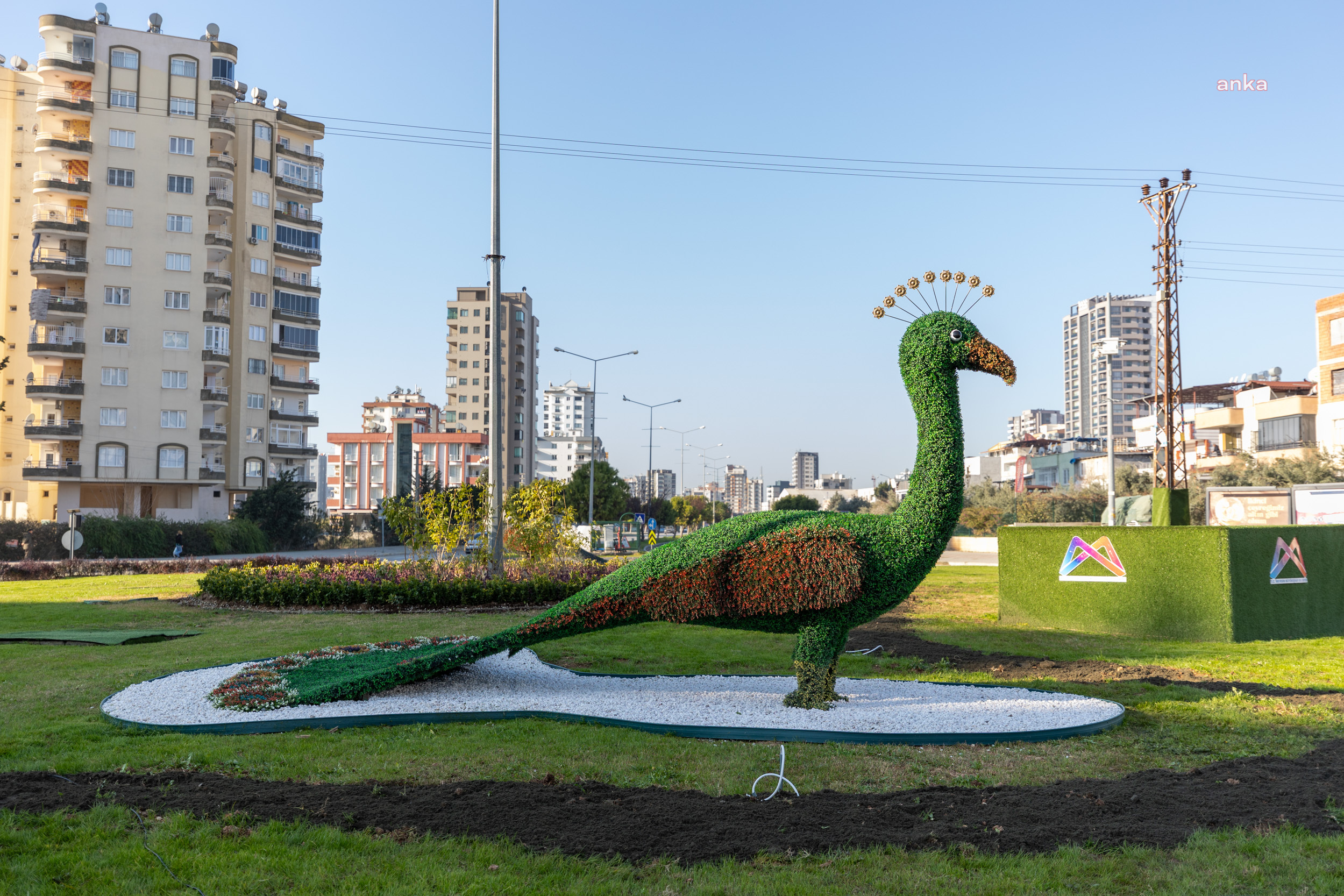 Mersin Büyükşehir Belediyesi’nin Park ve Bahçeler ekipleri kavşakları güzelleştiriyor