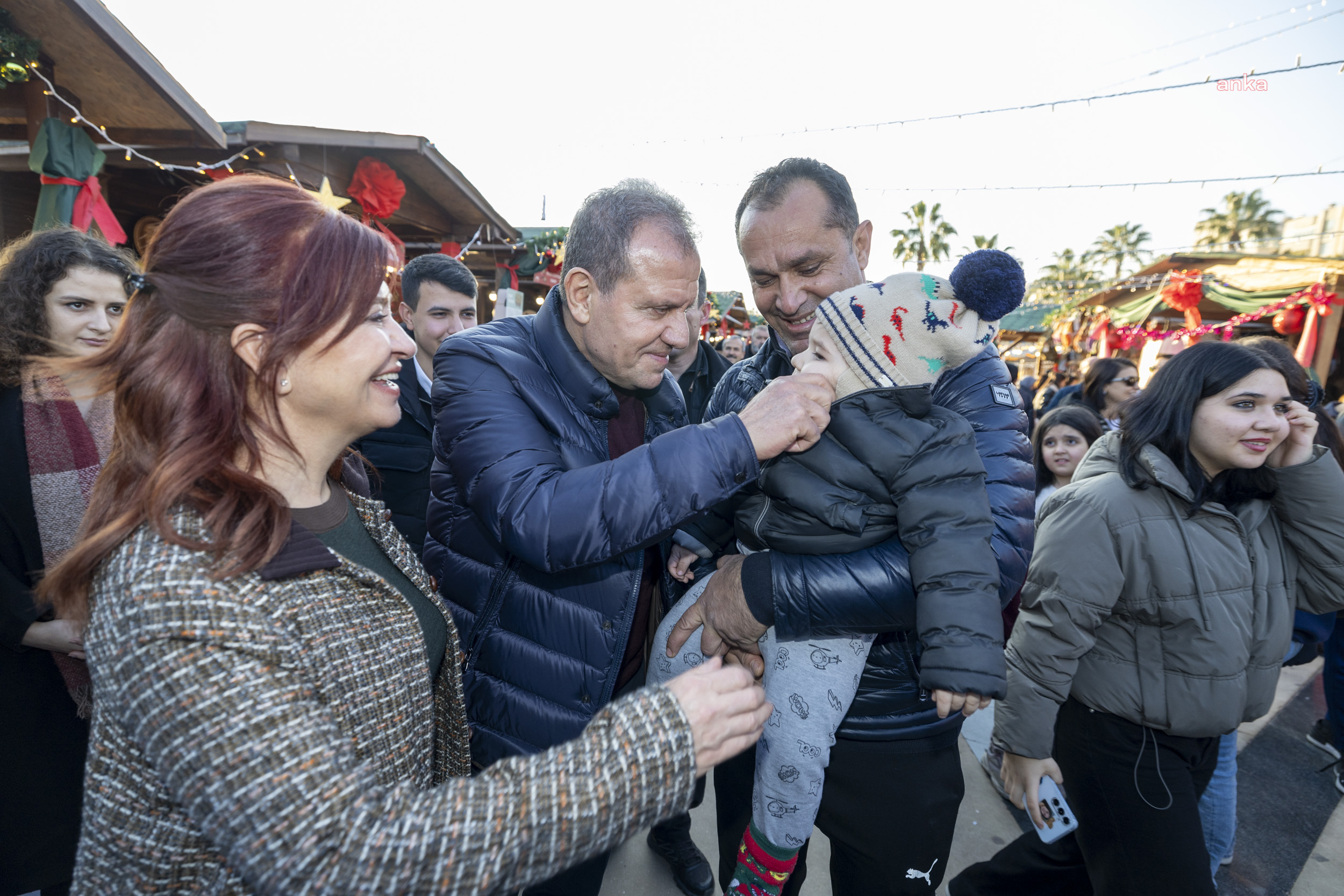 Mersin Büyükşehir Belediye Başkanı Seçer, Yeni Yıl Pazarı'nı gezdi