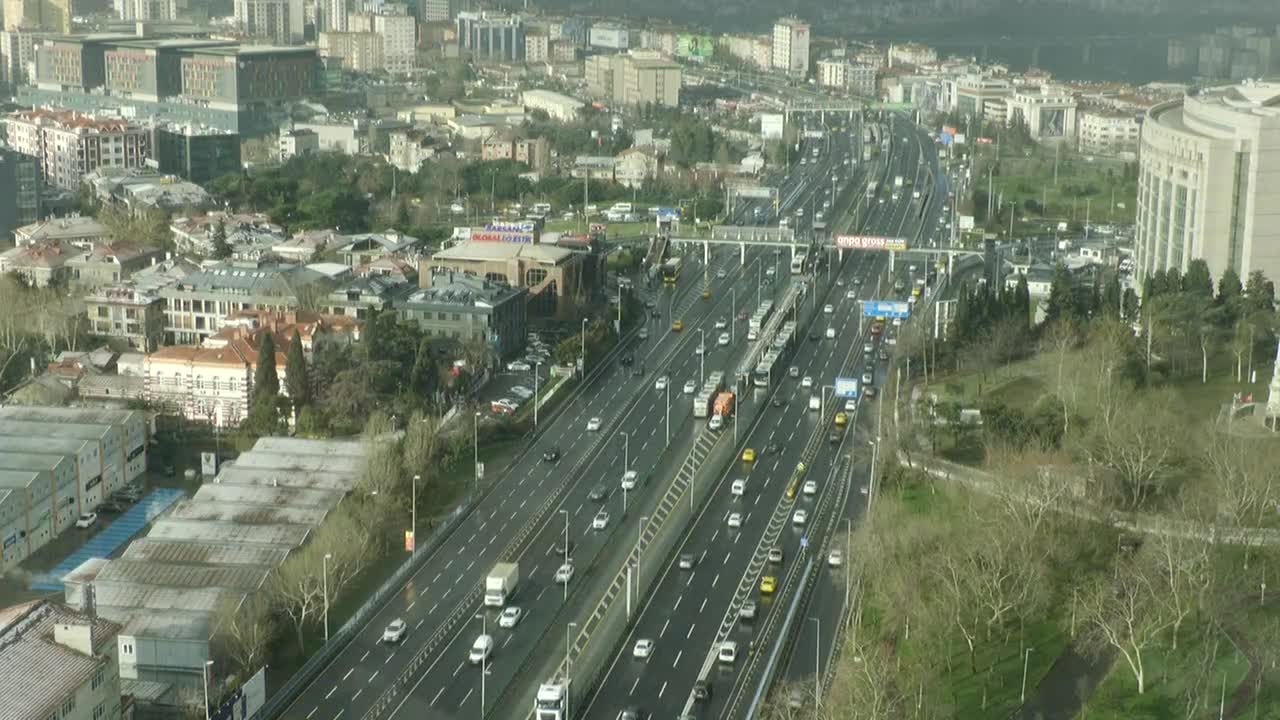 Kar, fırtına alarmı verilen İstanbul'da trafikte sakin bir sabah yaşanıyor