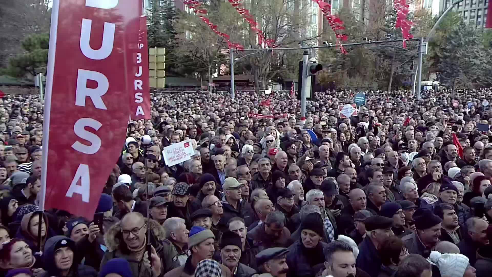 "Yurttaş Sesleniyor, Haklarımızı Alacağız" Mitingi... Özgür Özel: "Erdoğan, Şam'ı fethetmeyi bırak. Yurda dön, emeklinin ve emekçinin gönlünü fethet"