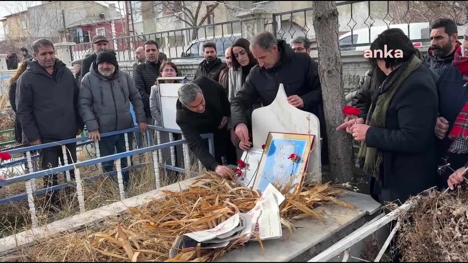 Van’da 32 yıl önce öldürülen gazeteci Karaağar, mezarı başında anıldı