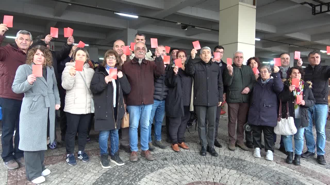 Soma'da geçinemediklerini söyleyen vatandaşlar, iktidara kırmızı kart gösterdi