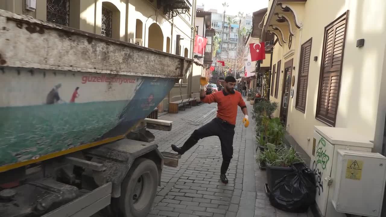 Muratpaşa Belediyesi ekiplerinden Kaleiçi’nde yoğun mesai