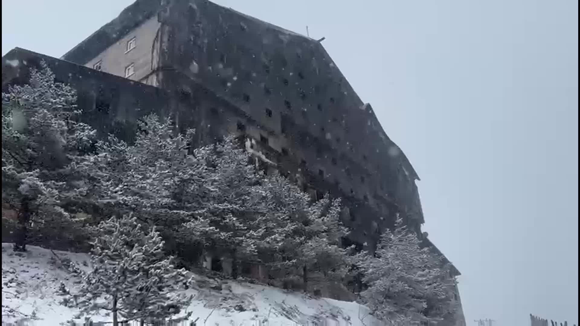 Grand Kartal Otel'in arka cephesinin tamamen yanmış olduğu görüntülendi