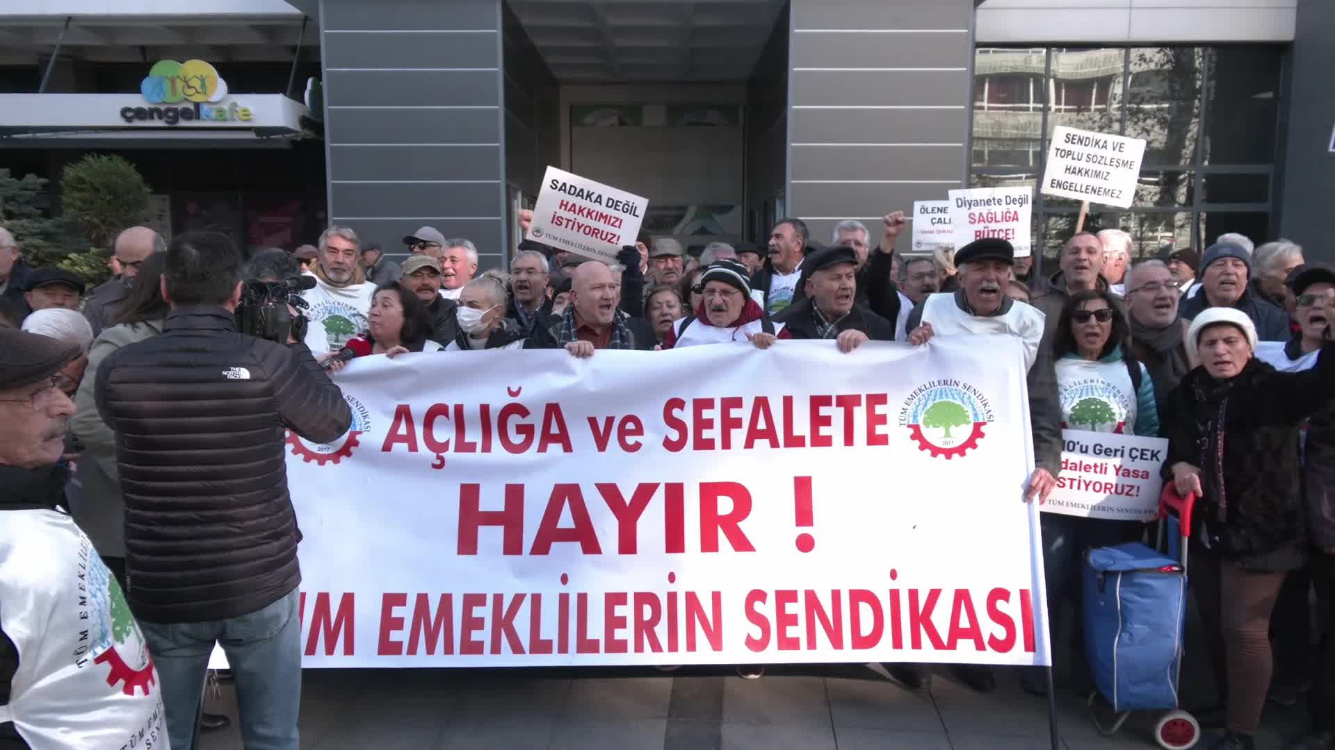 Tüm Emekli Sen üyelerinden emekli maaş zamlarına karşı protesto: "2025 yılında artık emekliler kendi kaderlerini kendileri tayin edecek"