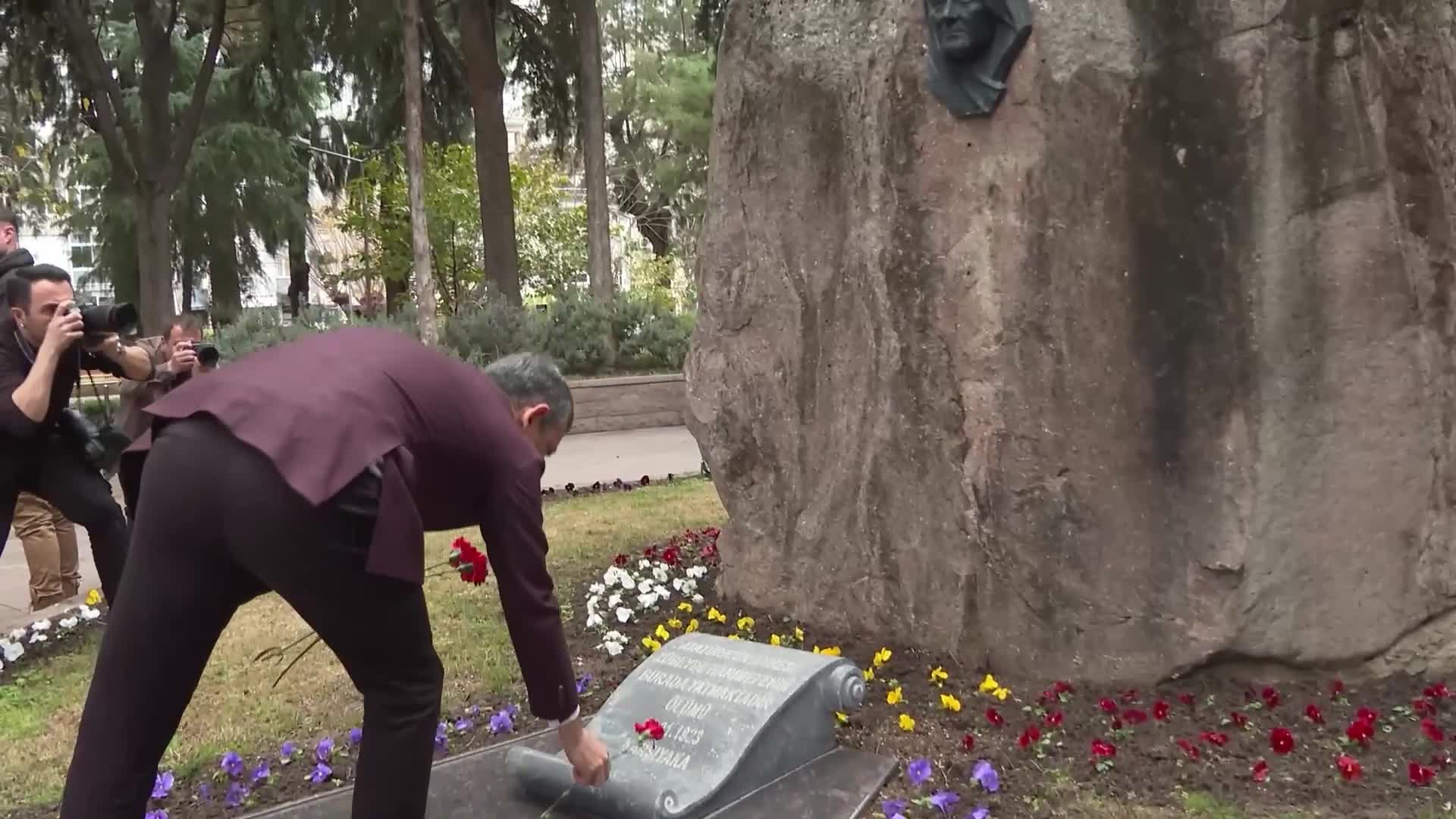 Özgür Özel, Zübeyde Hanım'ın anıt mezarı başında dua okudu