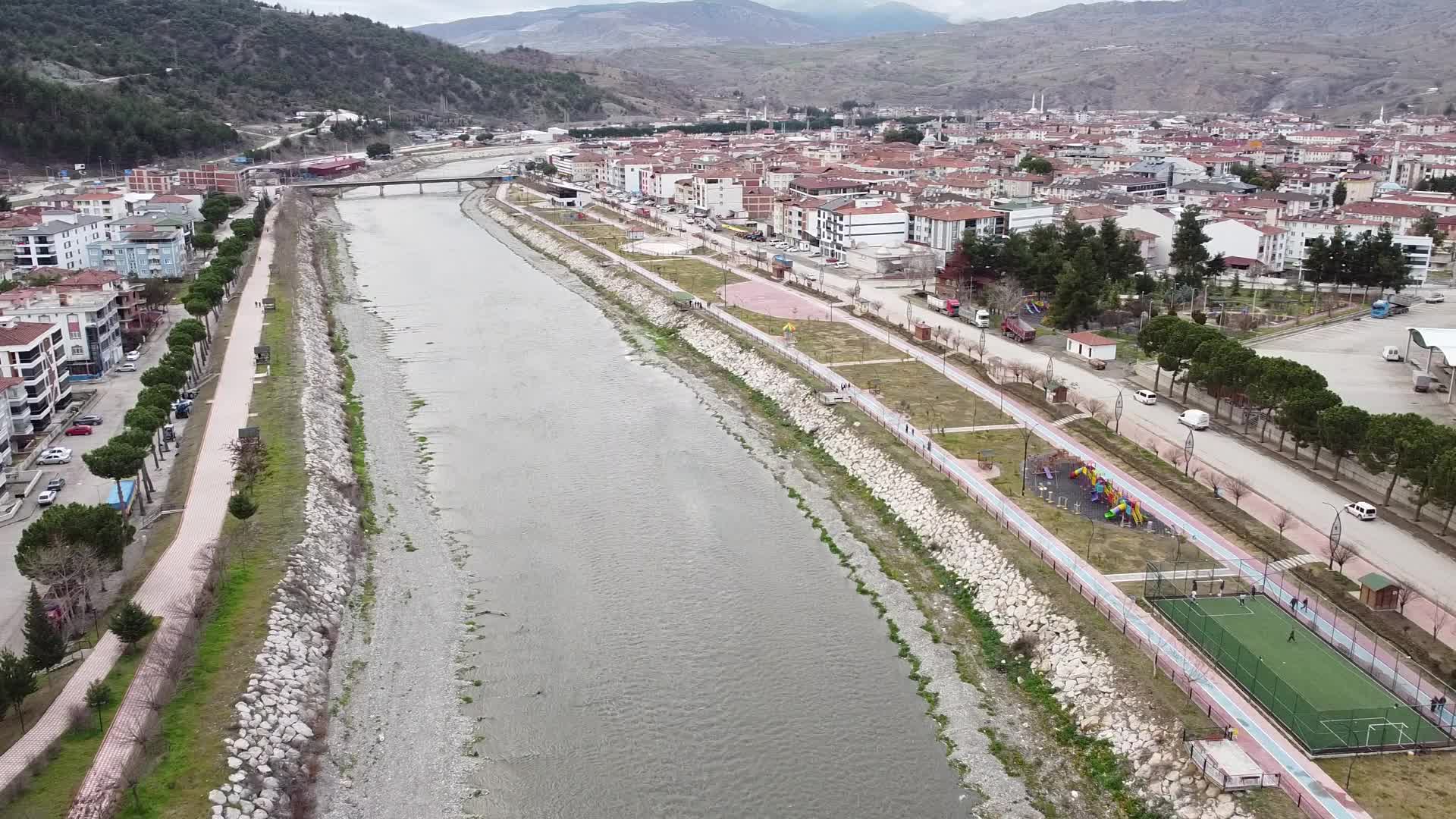 Yeşilırmak Nehri'nde değişen renk ve köpürme bölge sakinlerini tedirgin ediyor