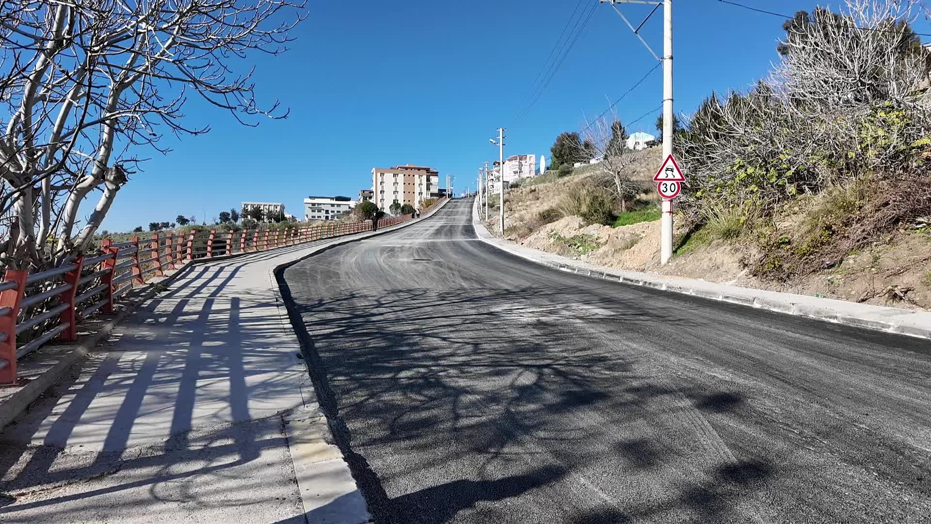 Bornova’da Atatürk Mahallesi yolu yeni yıla yenilenerek girdi 