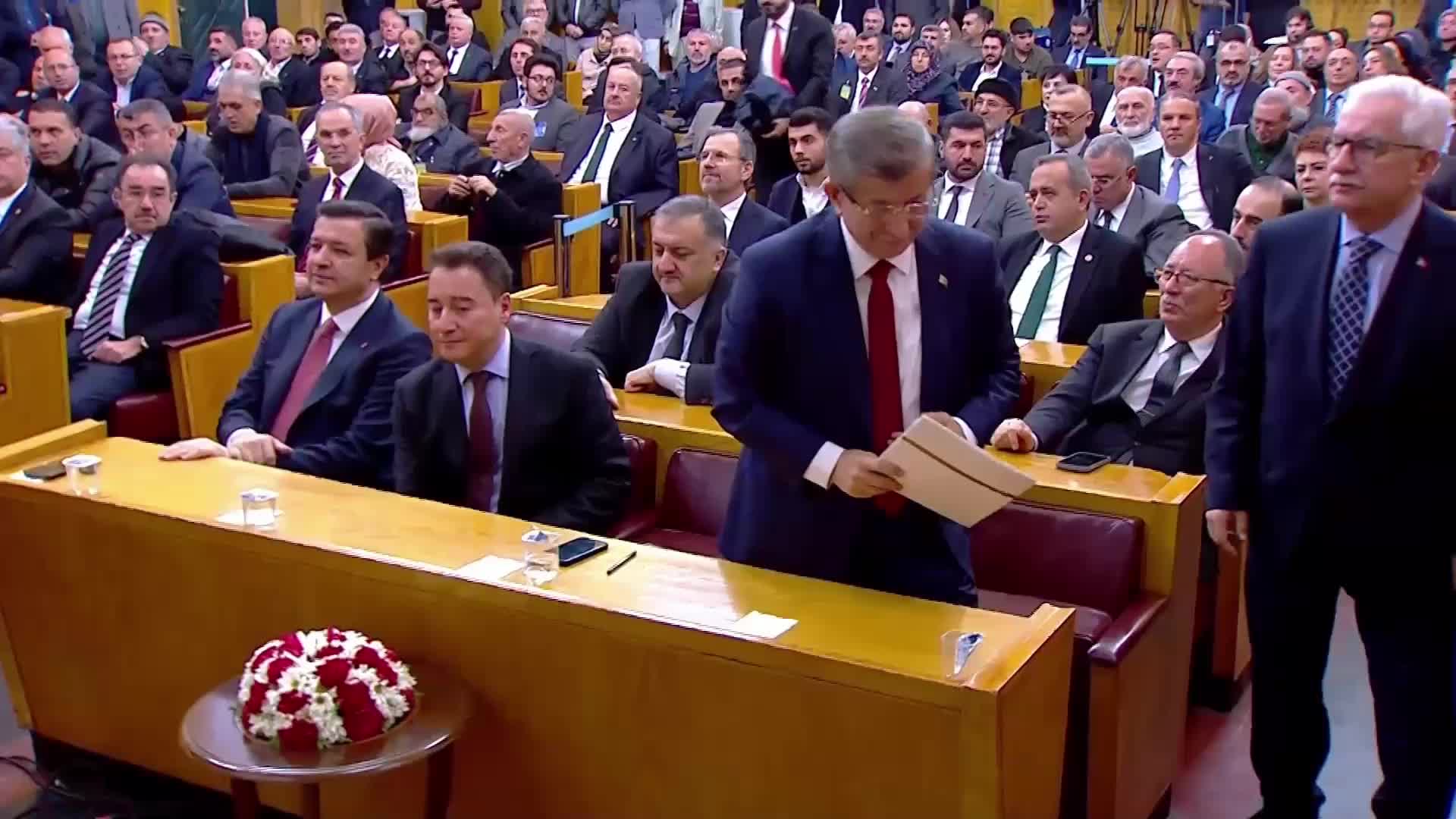 Yeni Yol grup toplantısı... Ahmet Davutoğlu: "Depremde bu halka bu cefayı çektirenlerden hesap sorulacak"