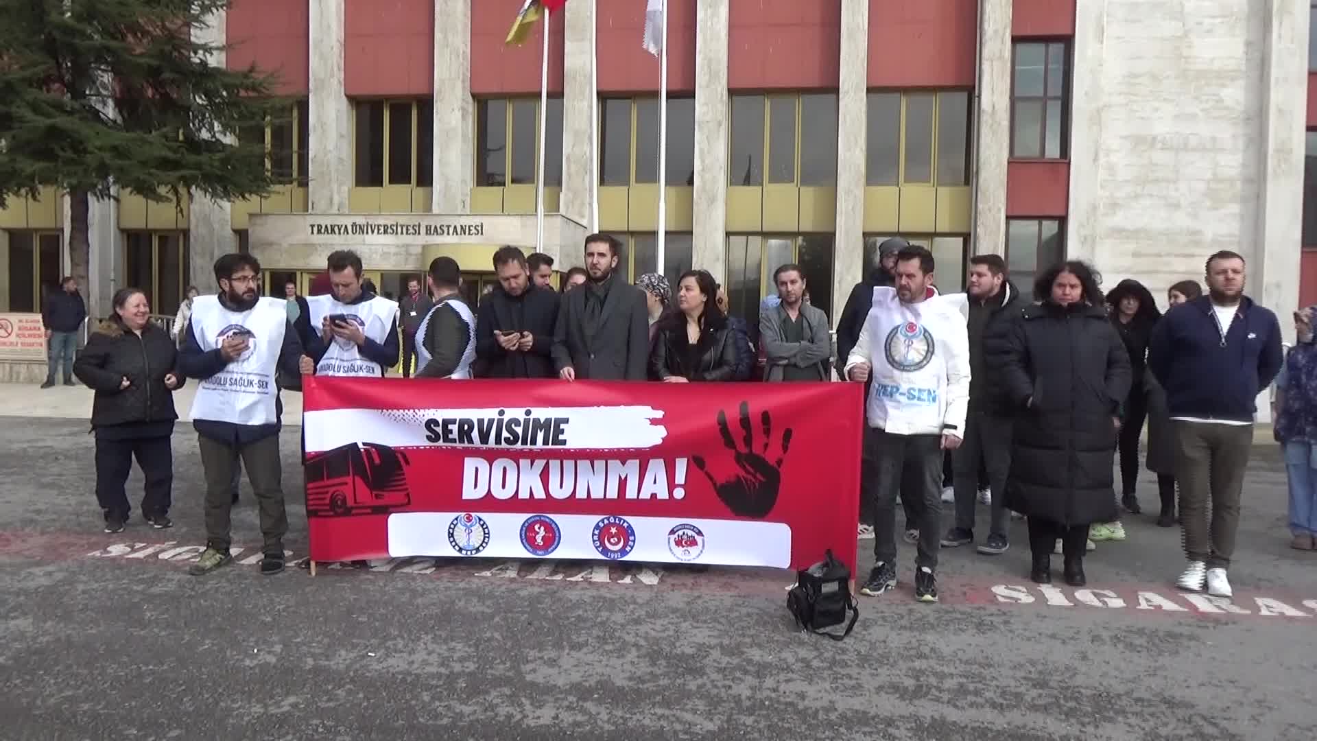 Trakya Üniversitesi personeli servis hizmetinin tasarruf tedbirleri kapsamında kaldırılma kararını protesto etti