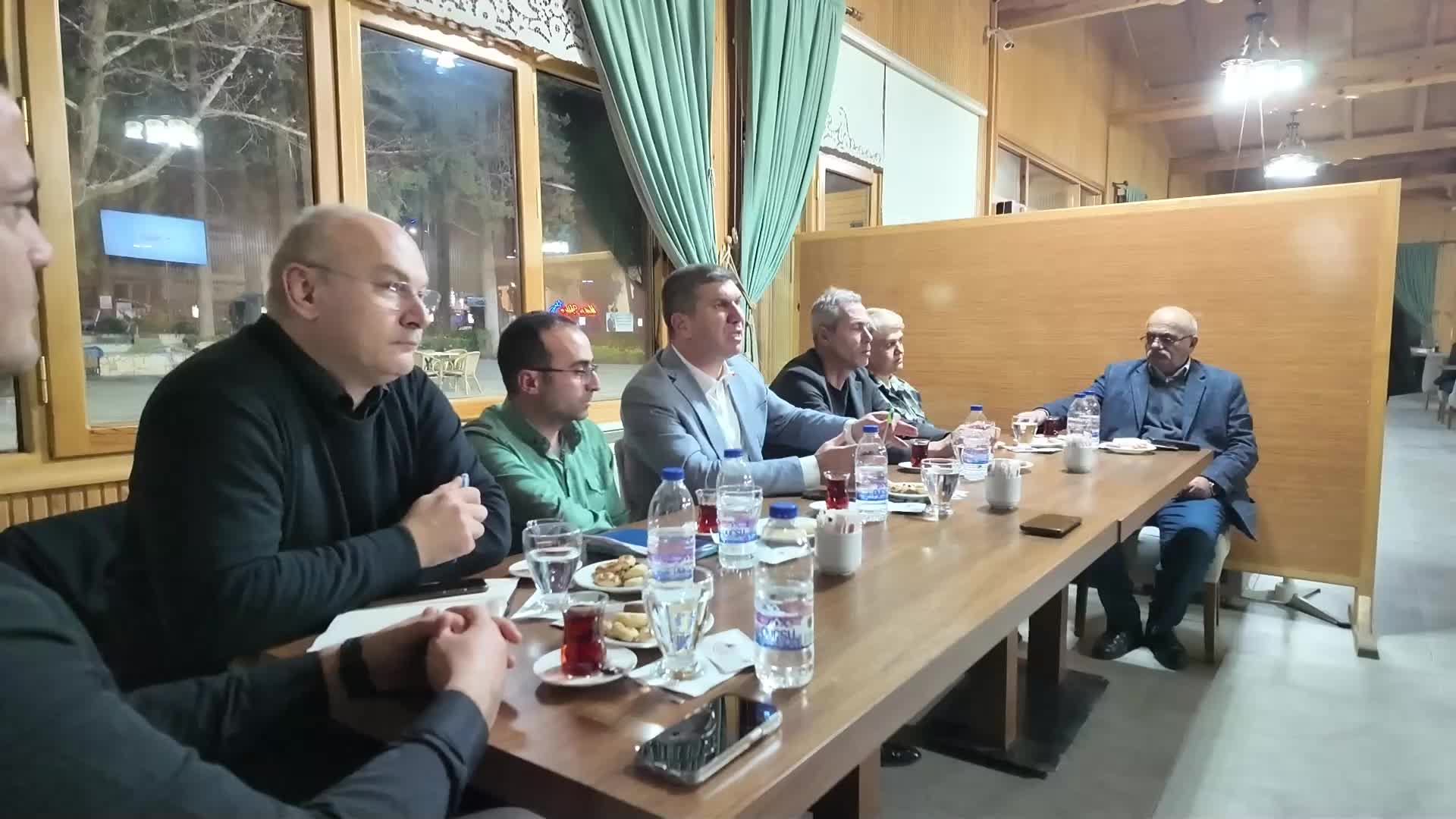 Burdur Belediye Başkanı Ercengiz, mahalle muhtarıyla bir araya geldi