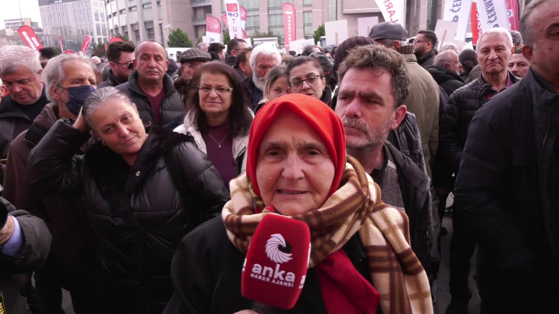 Çağlayan'da bir nine: "Sağlık elden gitti, adalet elden gitti. Bir ekmeğe muhtaç olduk, çöplerden topluyoruz"