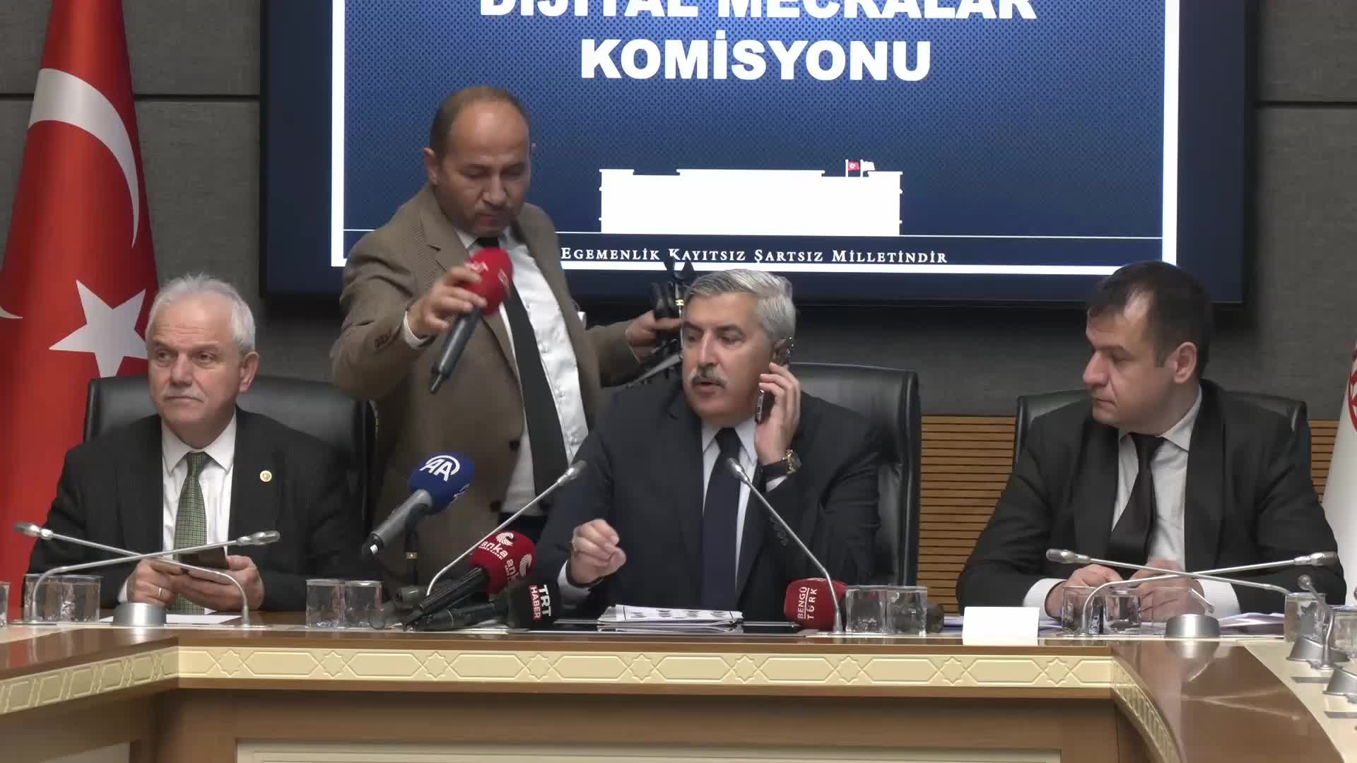  TBMM’de yine “açık mikrofon" kazası… Toplantı yeter sayısını bulamayan Komisyon Başkanı Yayman’ın sitemi mikrofonlara yansıdı