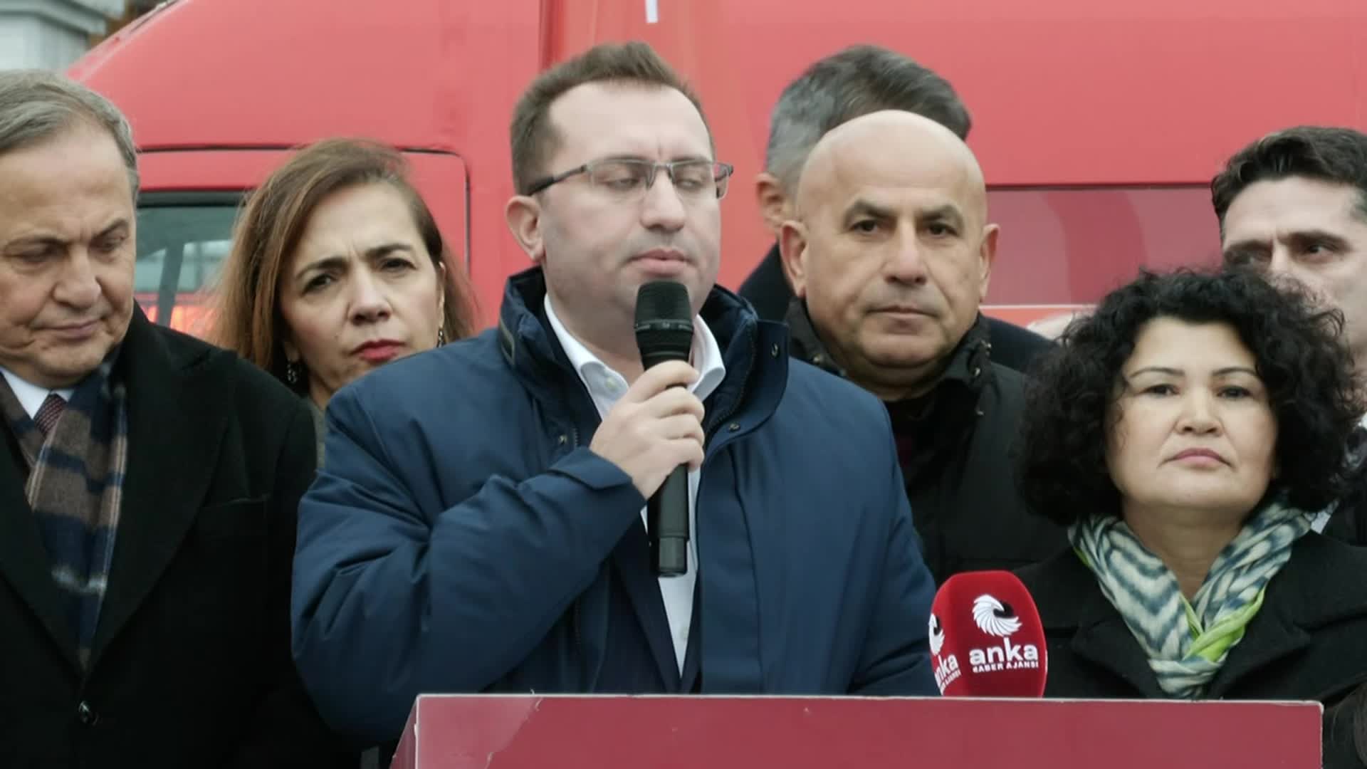 CHP'nin Esenyurt Nöbeti…. Ahmet Özer'in kızı Seraf Özer: "Babacağım bugün ikinci kez dede oluyorsun. Böyle bir günde bizi senden, seni torunundan mahrum eden düzene isyan ediyorum"