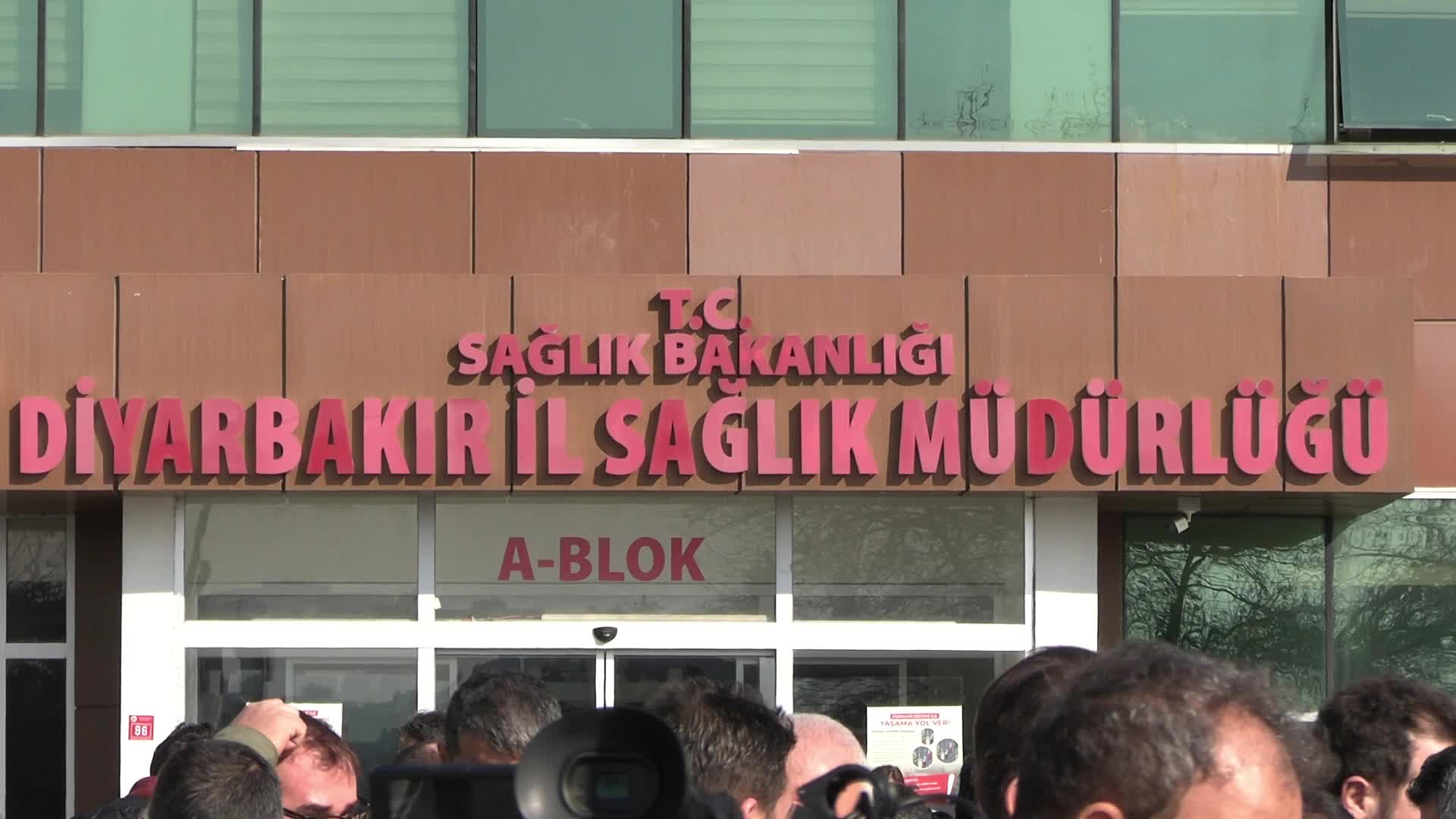 Sağlık çalışanları Diyarbakır'da da 'Aile Hekimliği Yönetmeliği'ne karşı üçüncü kez iş bıraktı 