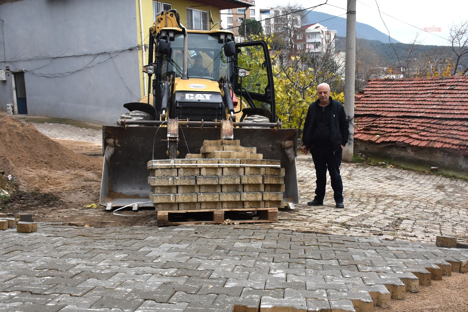 Gemlik Belediyesi, ilçedeki yol yapım çalışmalarını sürdürüyor