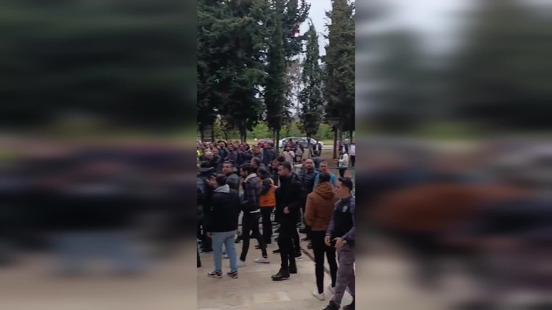 Mersin'de 91 kişinin ''rüşvet operasyonu'' kapsamında tutuklanması... Gümrük müşavirlik firması çalışanları kararı protesto etti