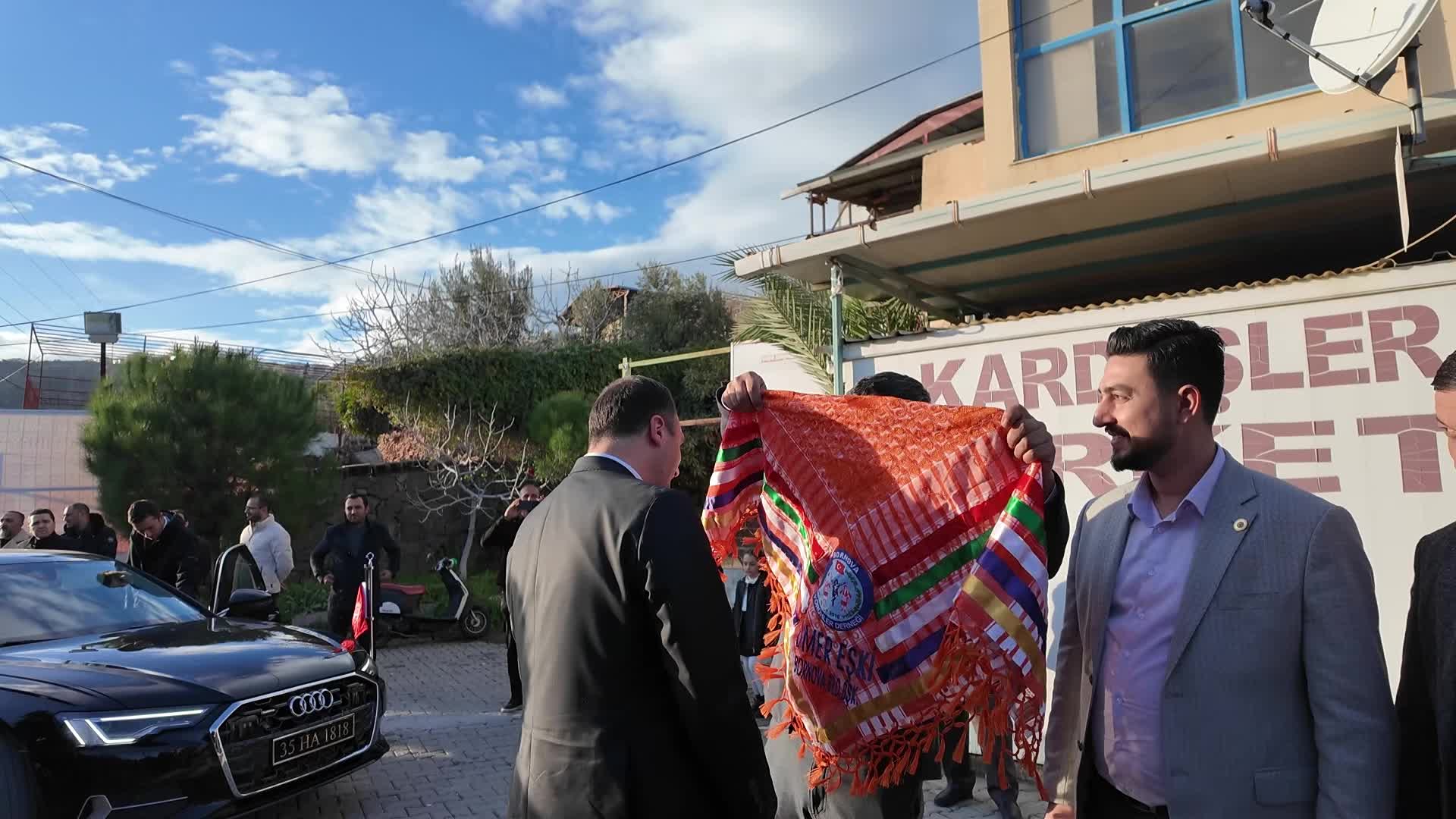 Bornova’da muhtarlardan Belediye Başkanı Eşki’ye teşekkür plaketi