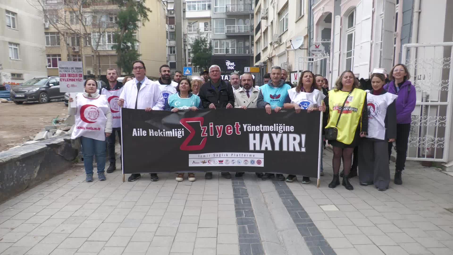 İzmir'deki sağlık emekçilerinden iki dakikalık muayene süresine tiyatro oyunuyla protesto