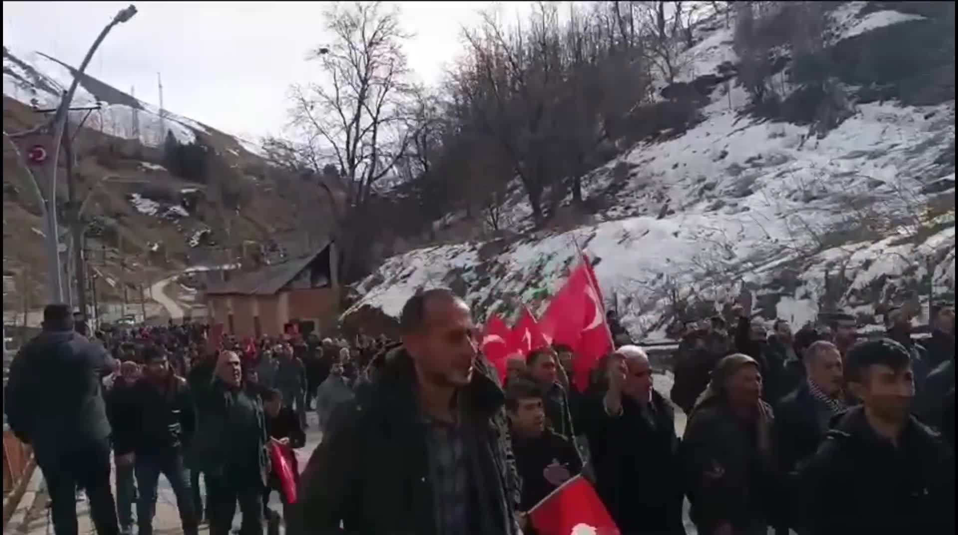 Bahçesaraylılar kepenk indirip yol ve tünel için yürüdü